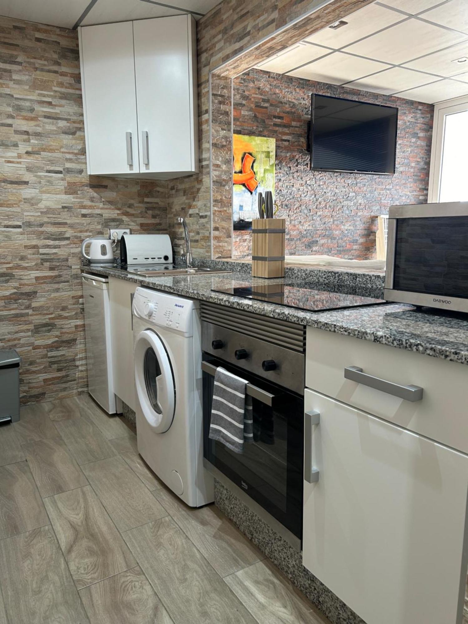 Stunning Location! 15m To *