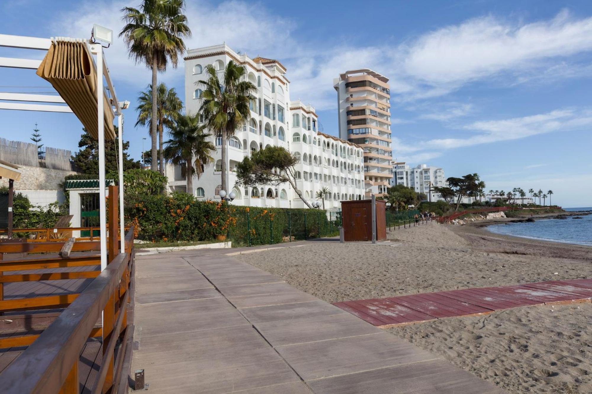 Oceanfront Apartment *