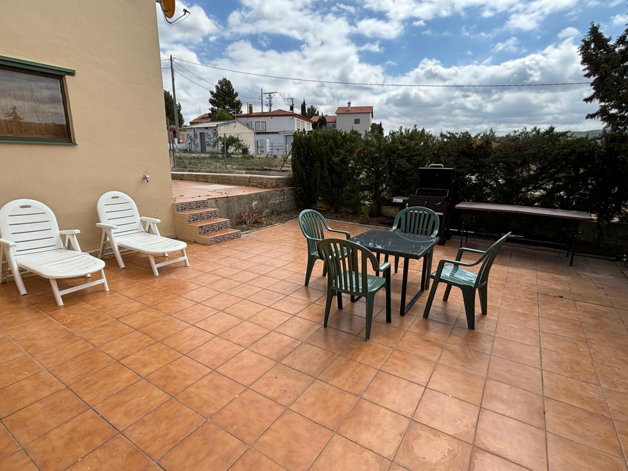 Chalet Con Piscina Privada En Calles