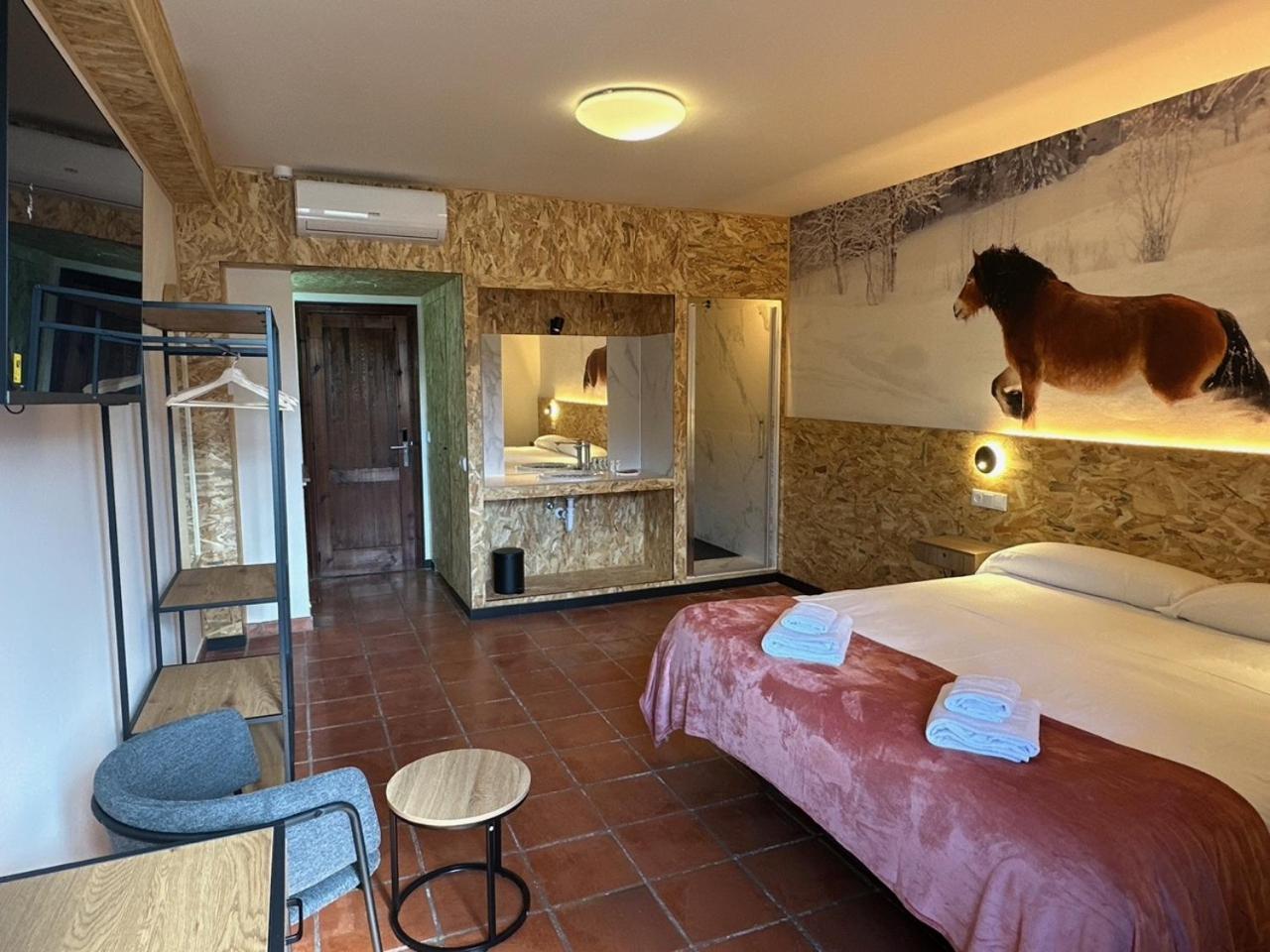 Y Real Fabrica De Hostal