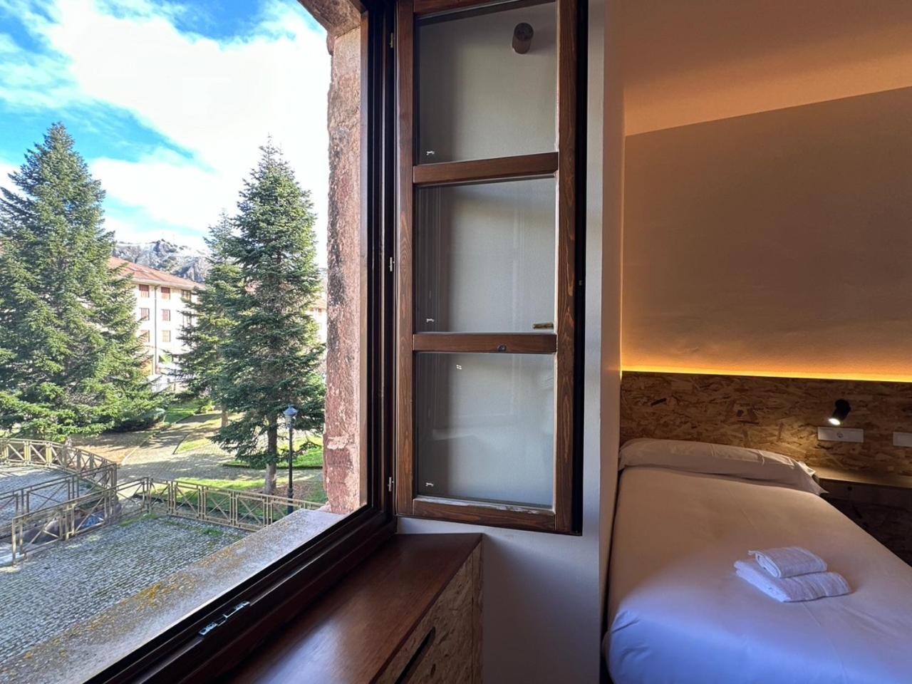Y Real Fabrica De Hostal