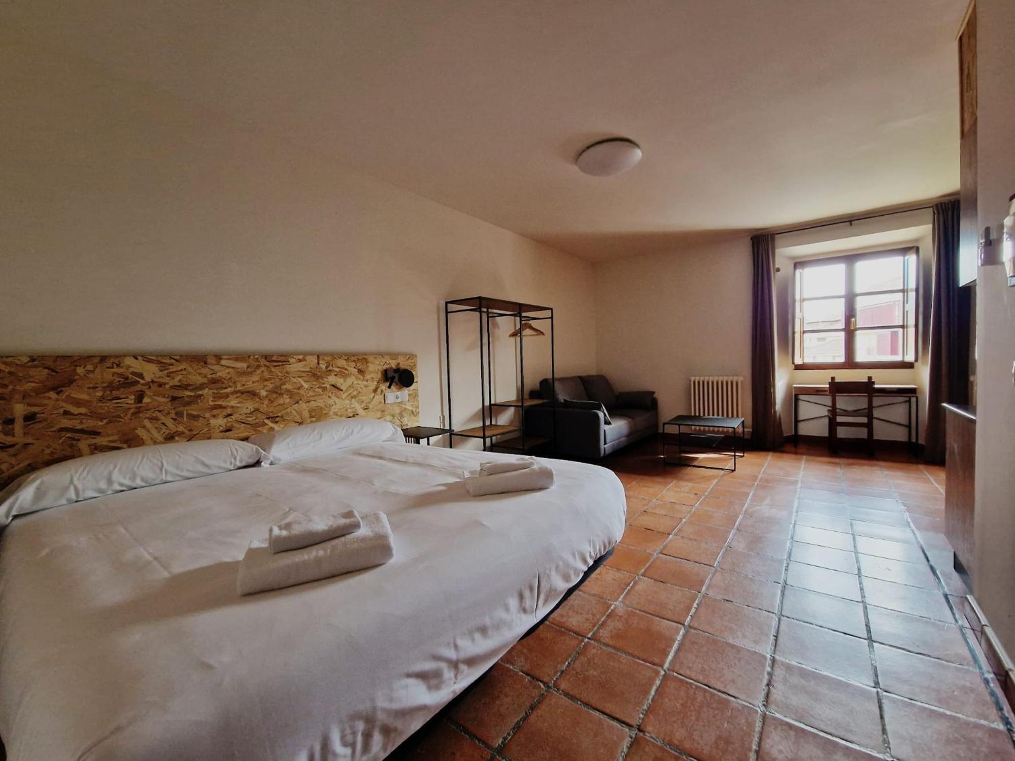 Hostal Y Real Fabrica De *