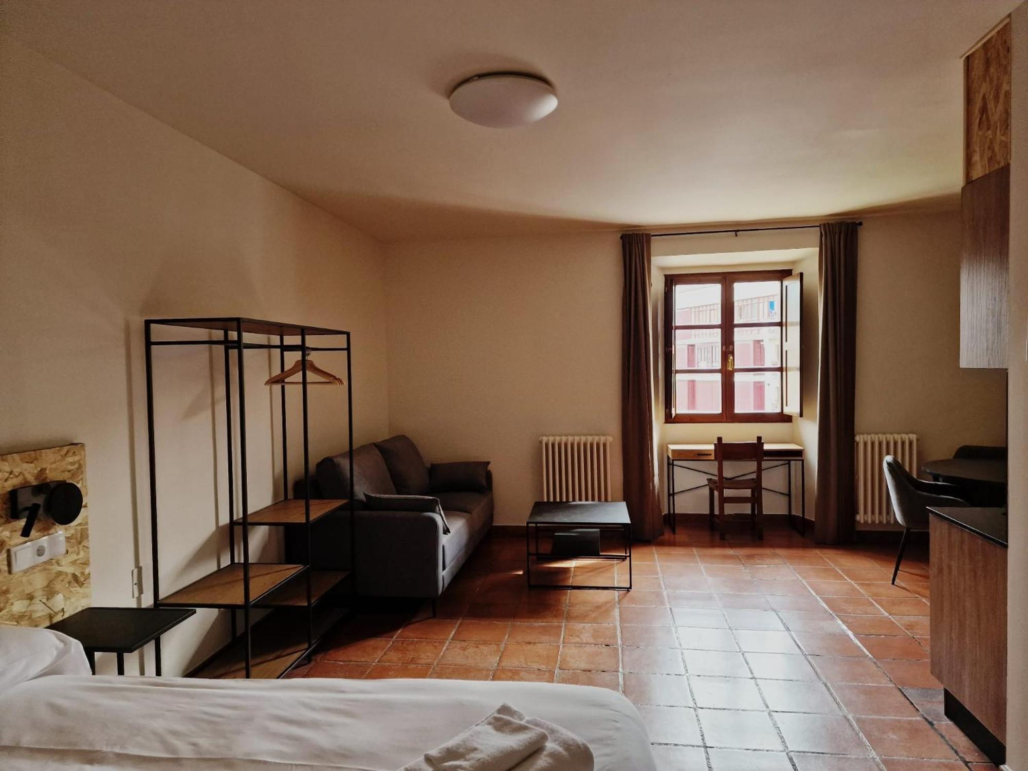 Y Real Fabrica De Hostal