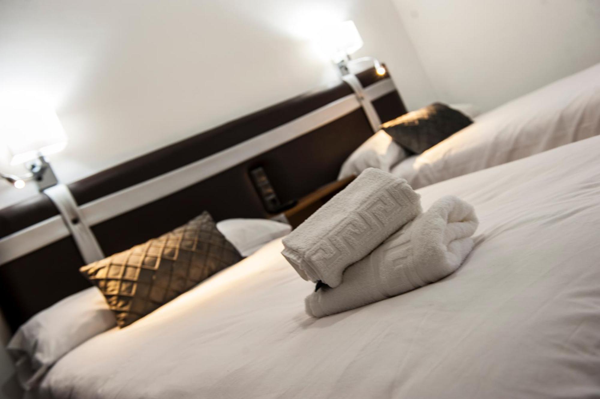 Palomas Hotel *
