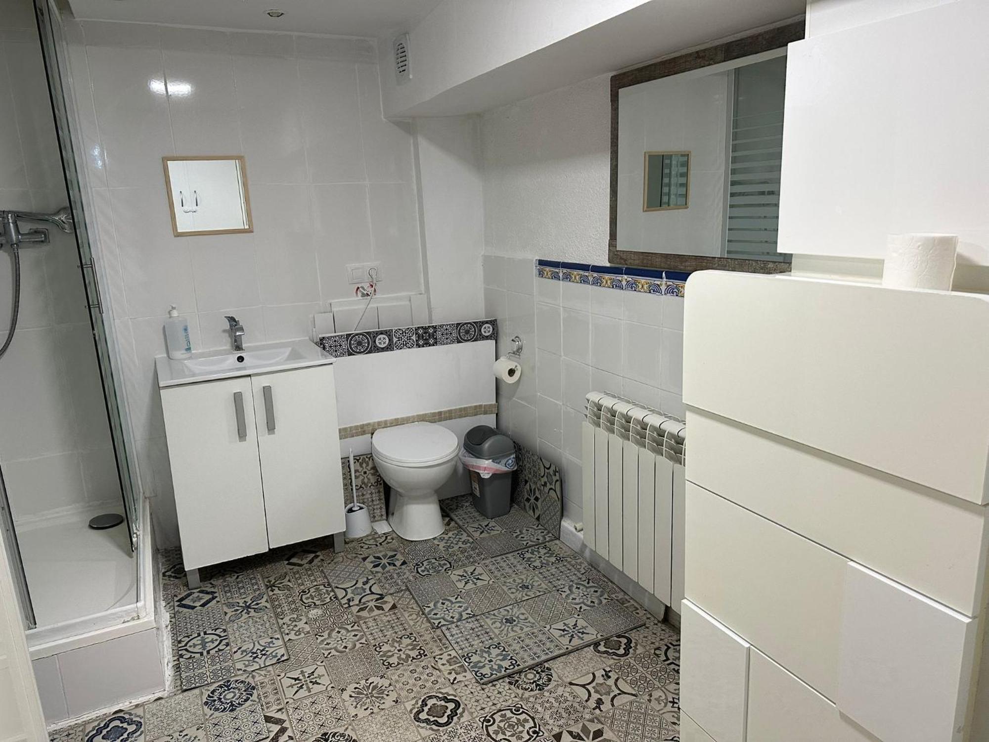 Apartamento Comodo espacio semi subterranean en casa con mascotas, propio baño y patio y entrada