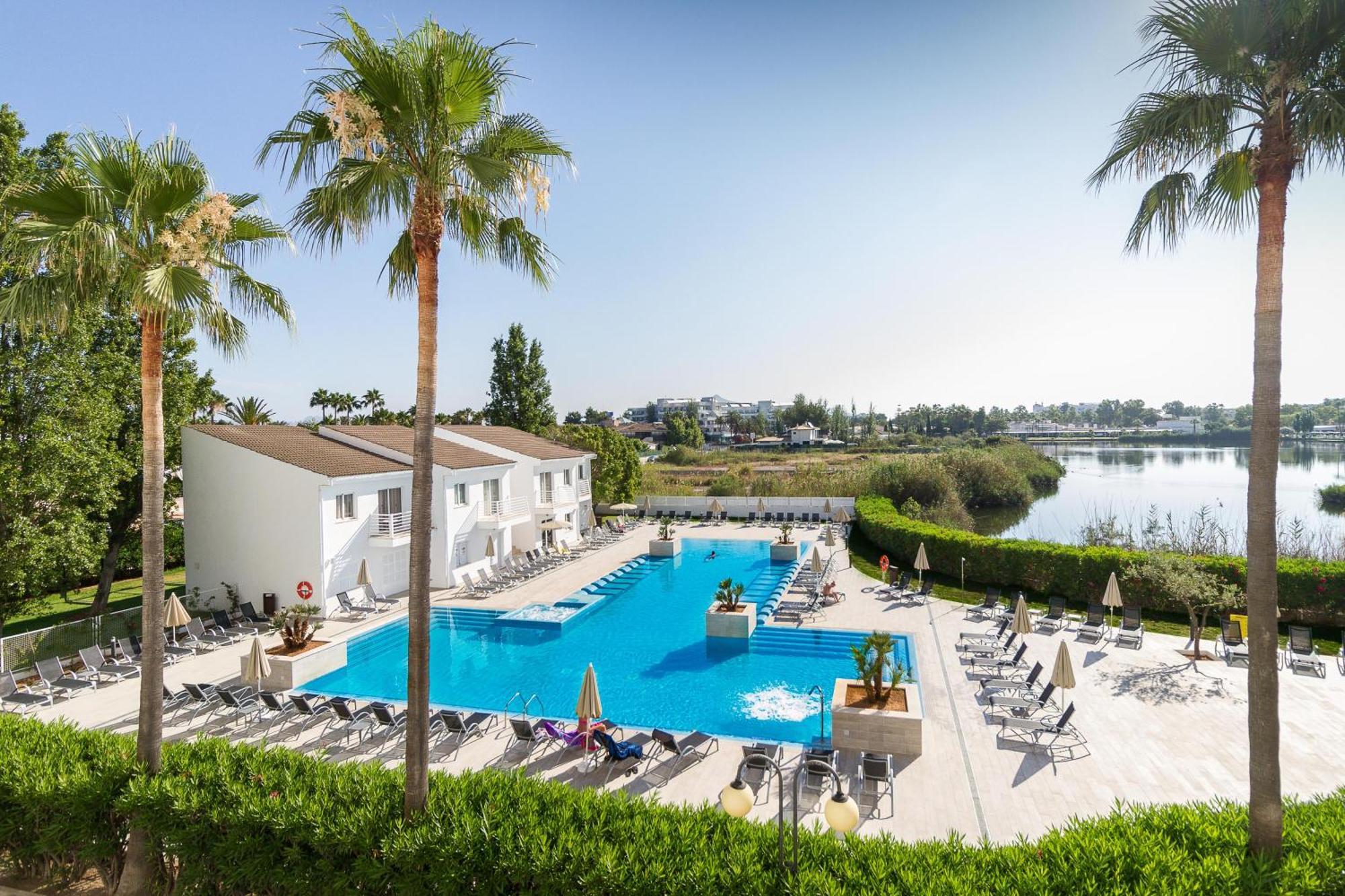 Eix Lagotel Apartahotel