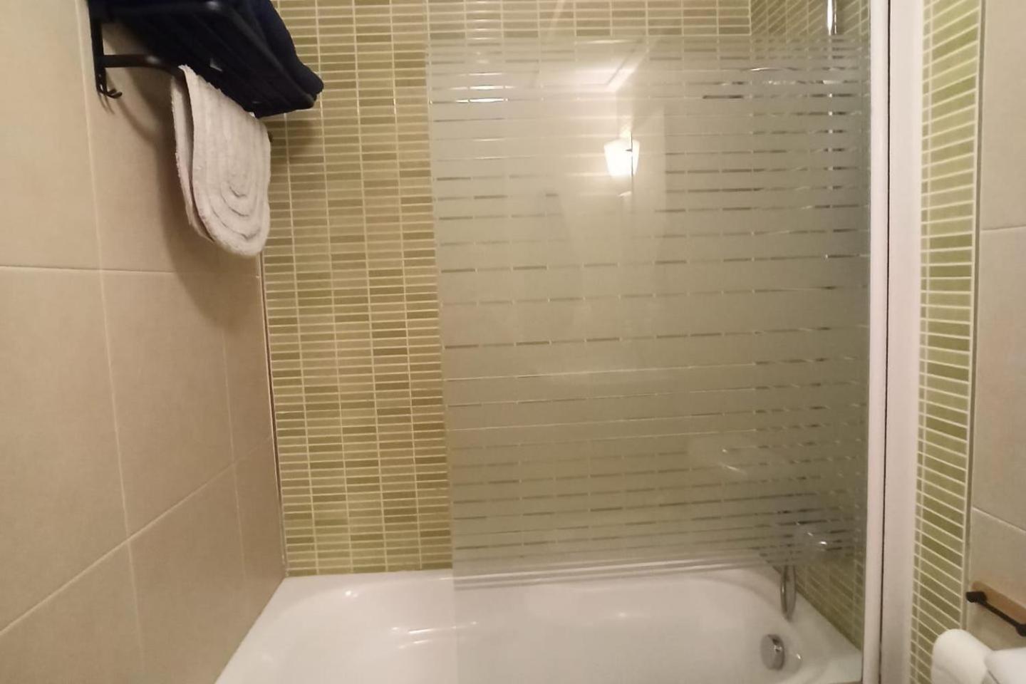 2 Bed - Close To - Pool - Balcony Apartment *