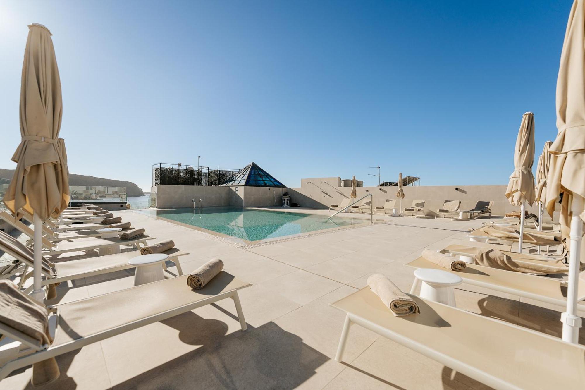 Reveron Plaza Hotel 4*