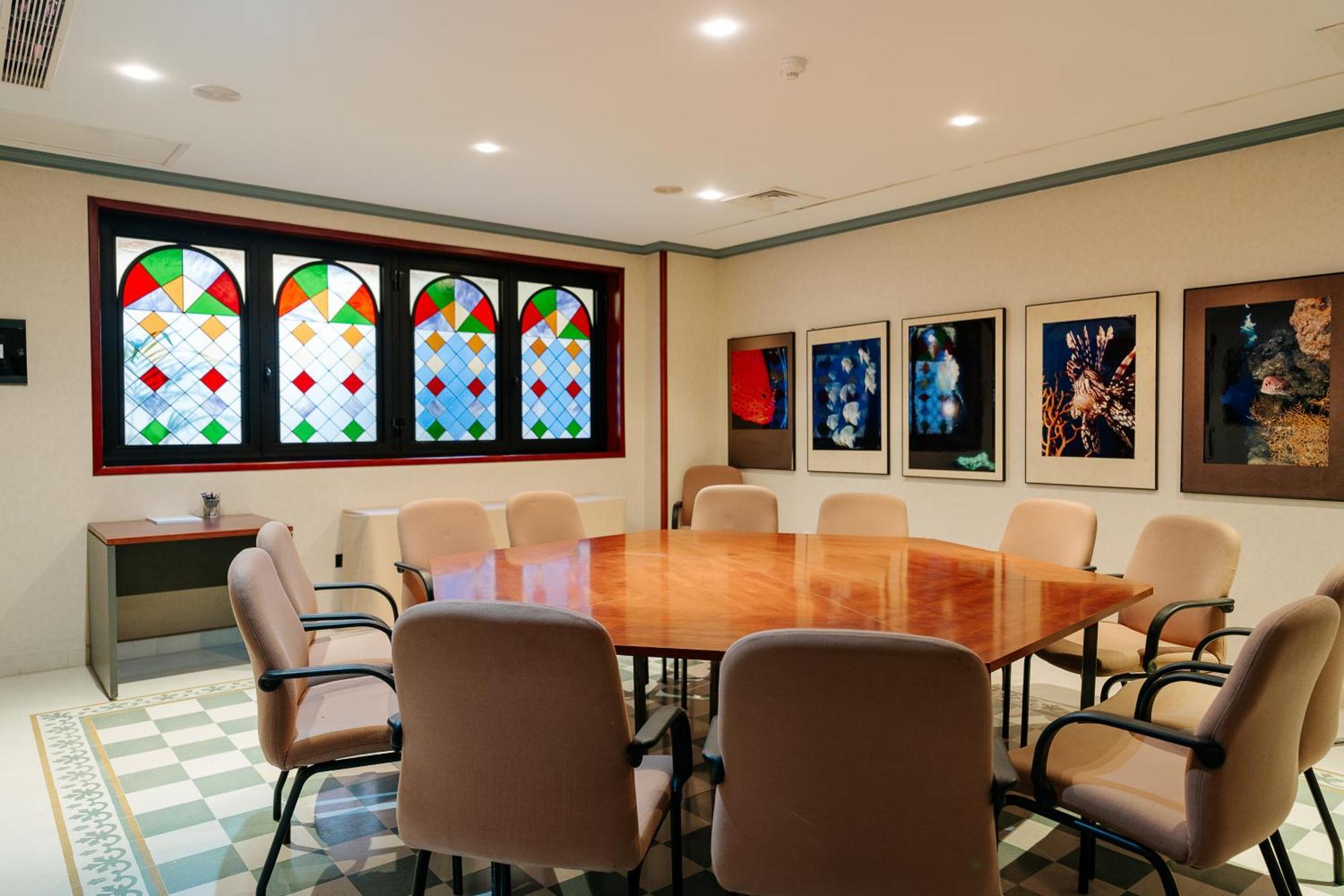 Reveron Plaza Hotel 4*