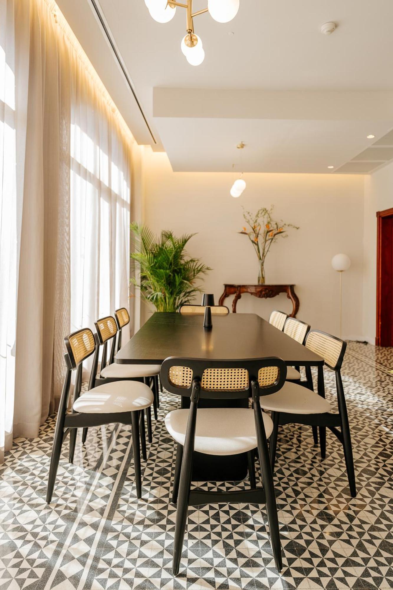 Reveron Plaza 4*