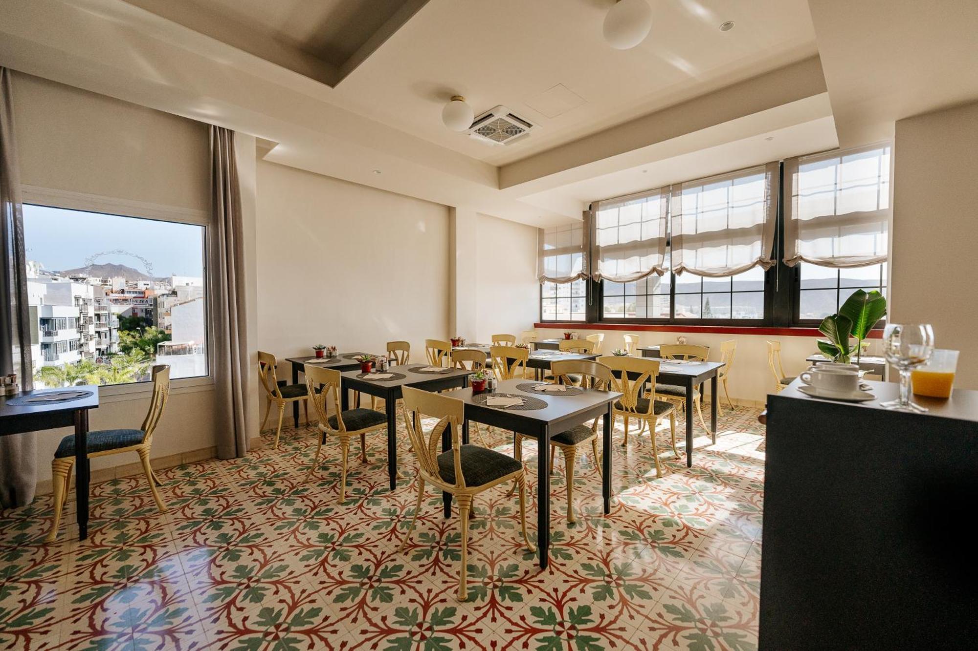 Reveron Plaza Hotel 4*