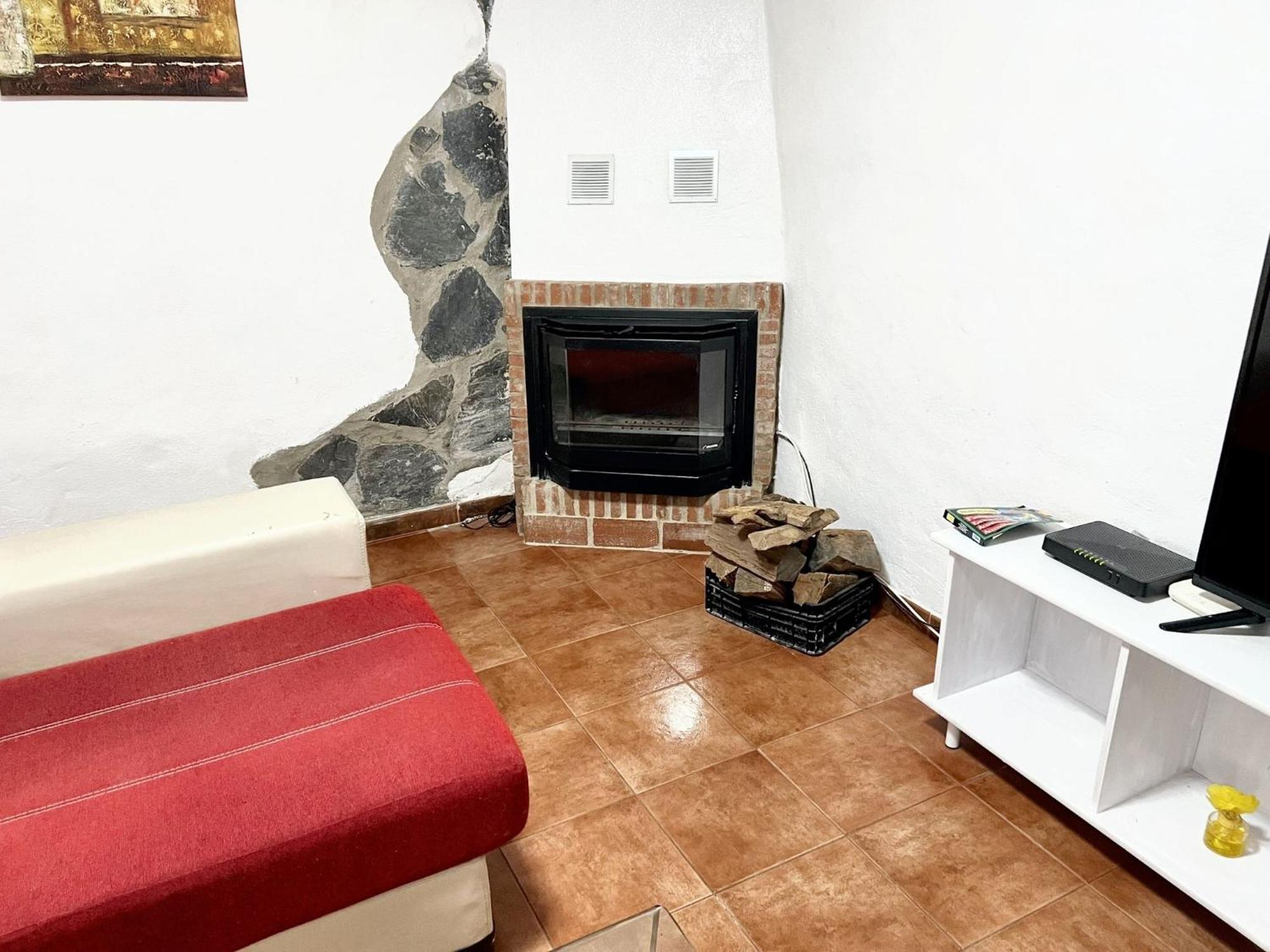 Spacious House In With Fireplace