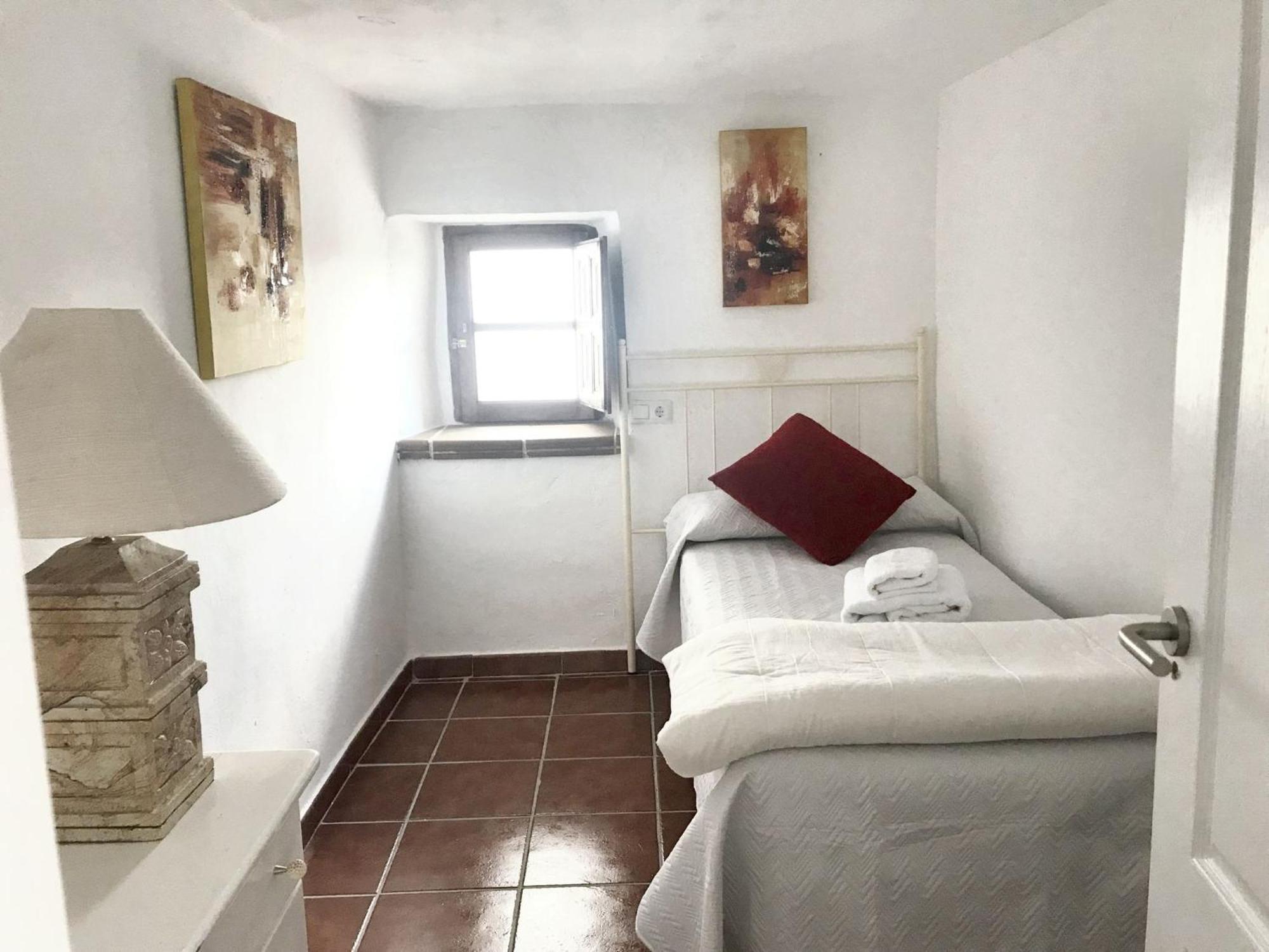 Сasa de vacaciones Spacious House In With Fireplace