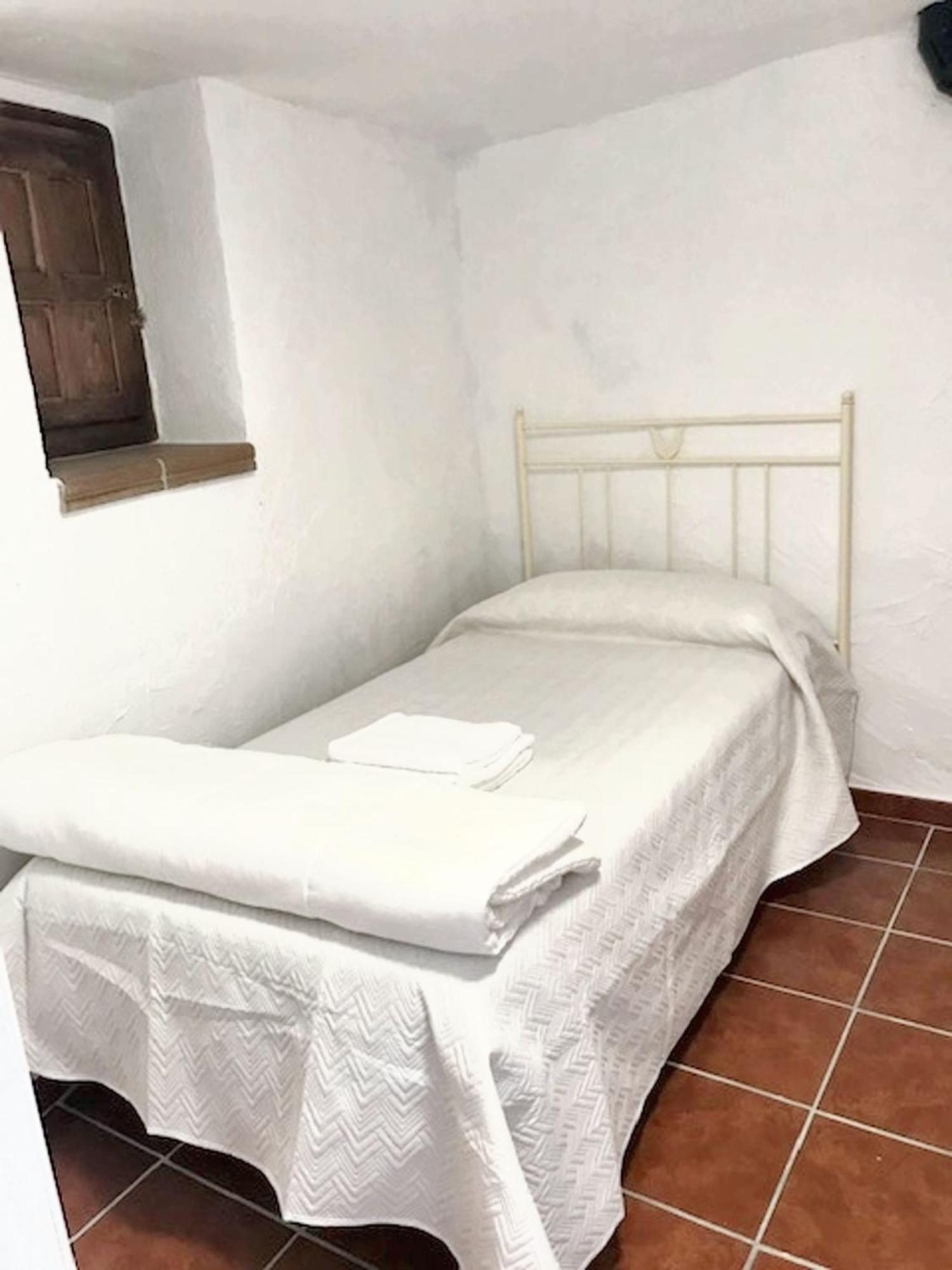 Сasa de vacaciones Spacious House In With Fireplace