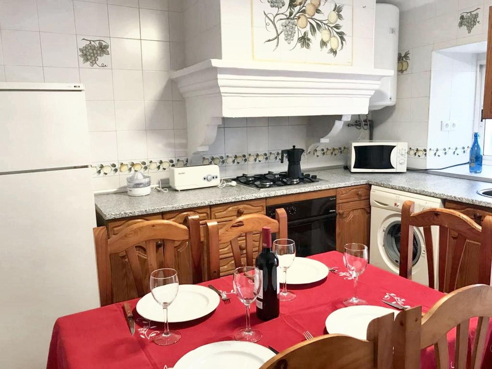 Сasa de vacaciones Spacious House In With Fireplace