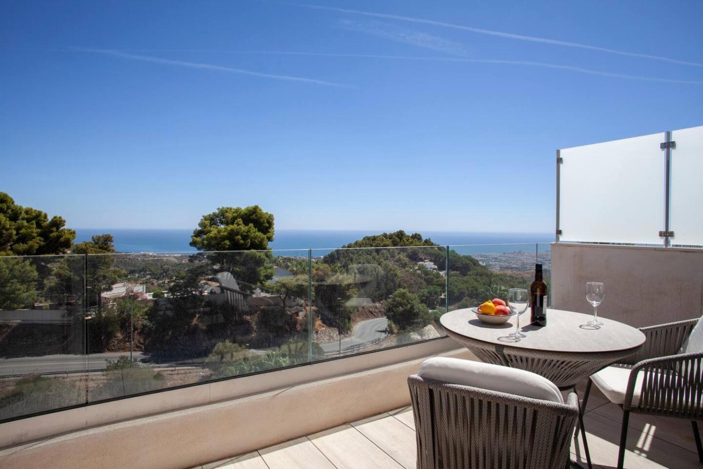 Spectacular New With Incredible Sea Vie *