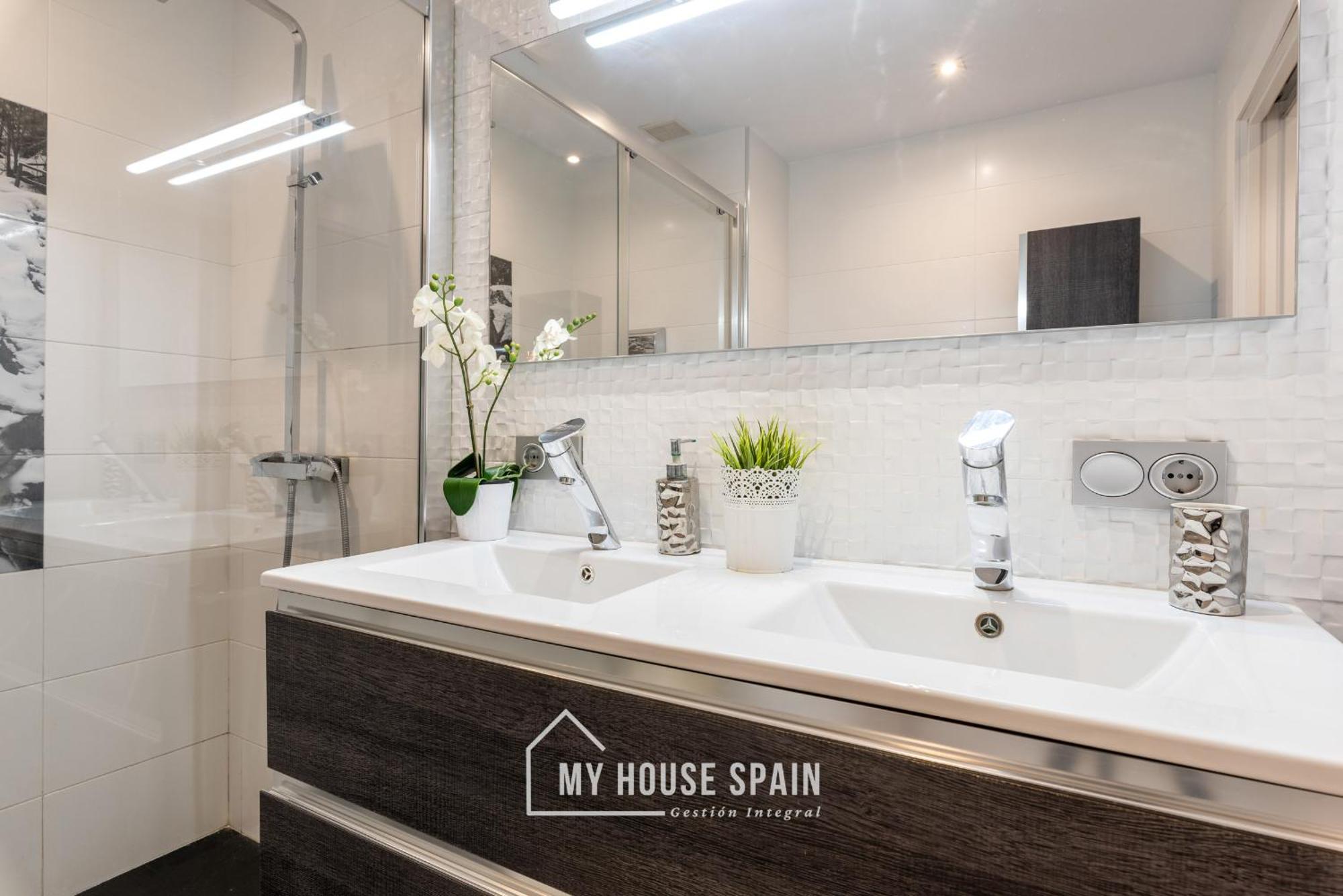Myhousespain - Espacioso Piso Con Parking * Gijón
