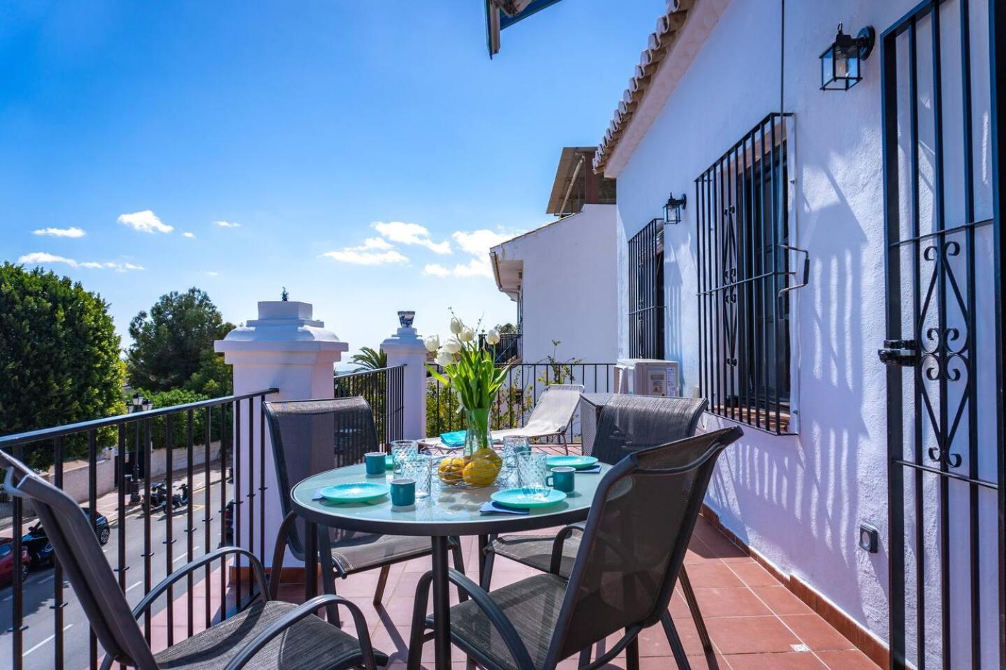 Idyllic Townhouse With Scenic Views Pueblo Сasa de vacaciones *