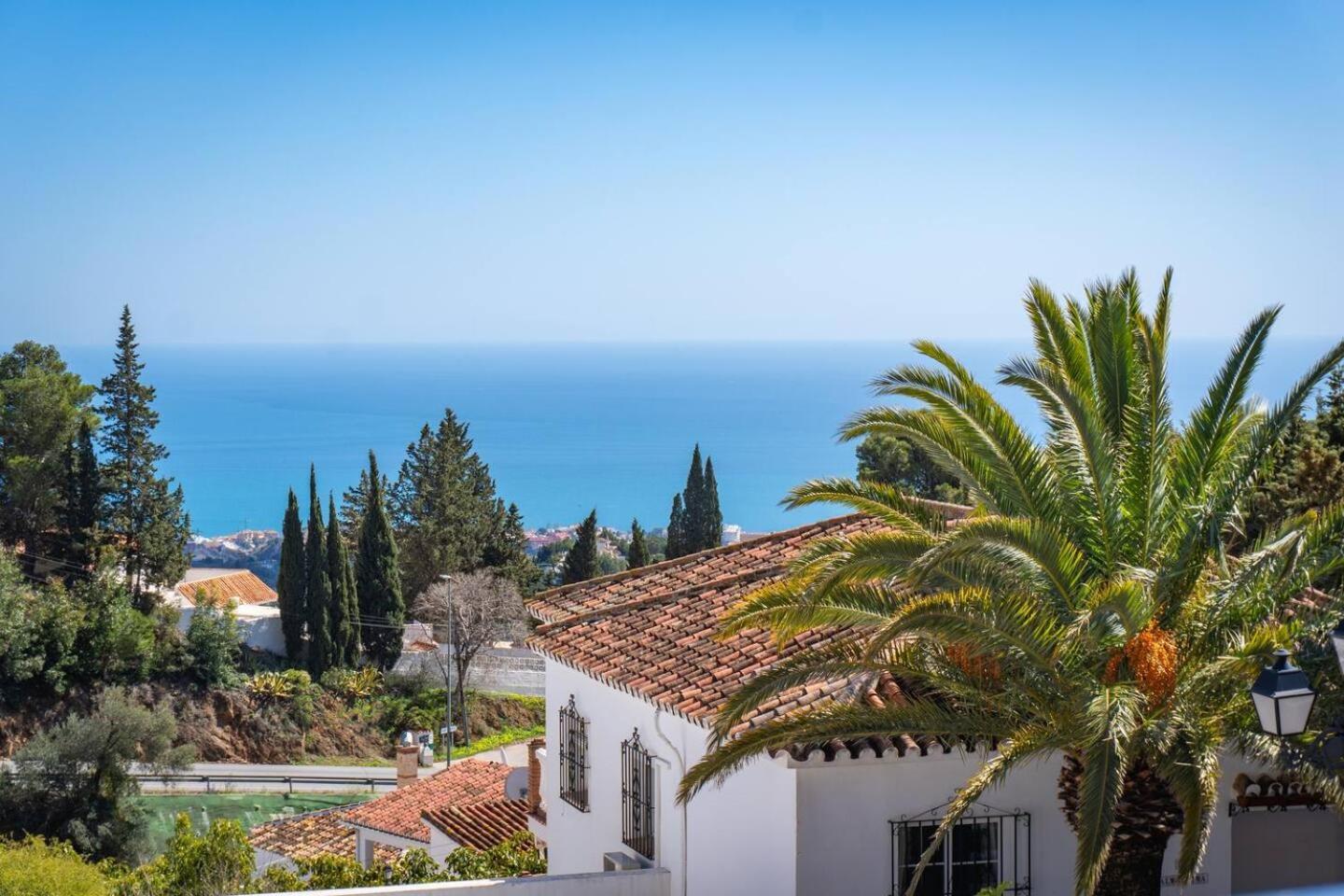 Idyllic Townhouse With Scenic Views Pueblo Сasa de vacaciones Mijas