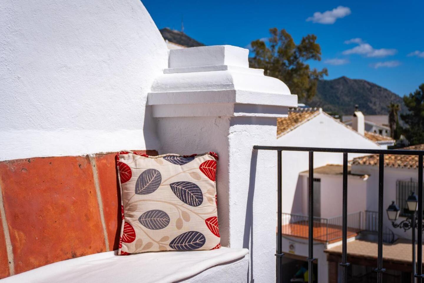 Idyllic Townhouse With Scenic Views Pueblo Сasa de vacaciones *