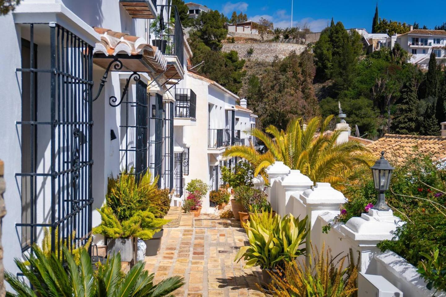 Idyllic Townhouse With Scenic Views Pueblo Сasa de vacaciones Mijas
