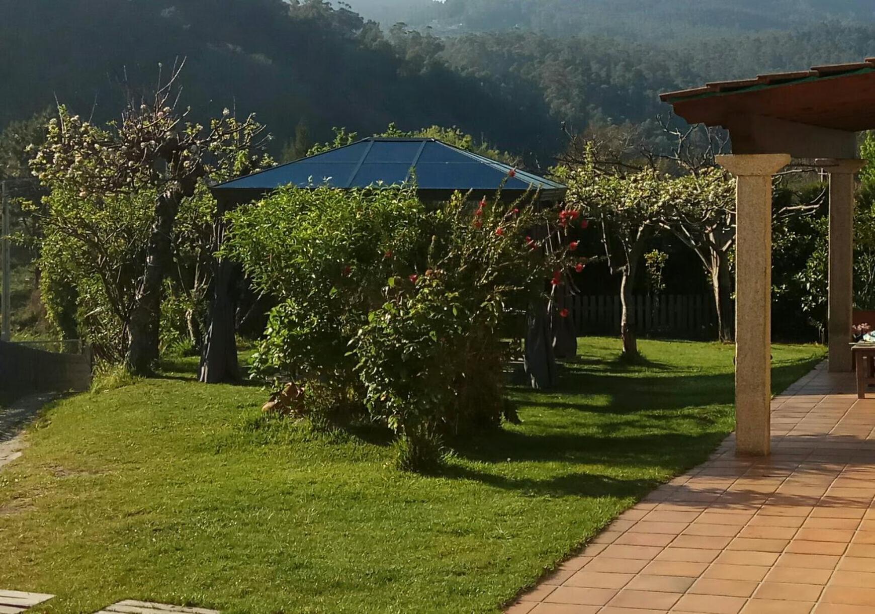 Con Piscinajardinbarbacoa Сasa de vacaciones *