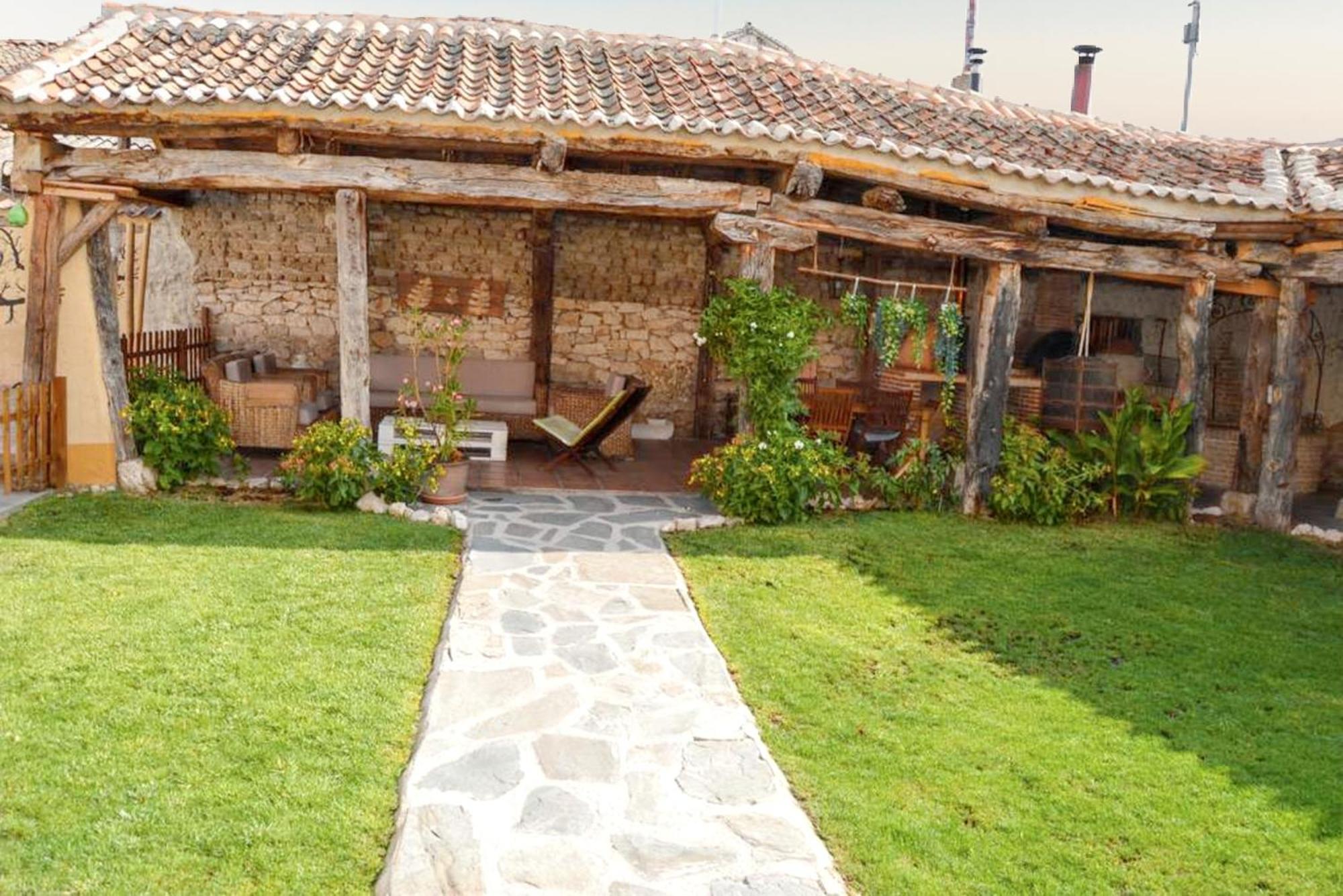 Spacious With Private Pool - Villa Campo de Cuéllar