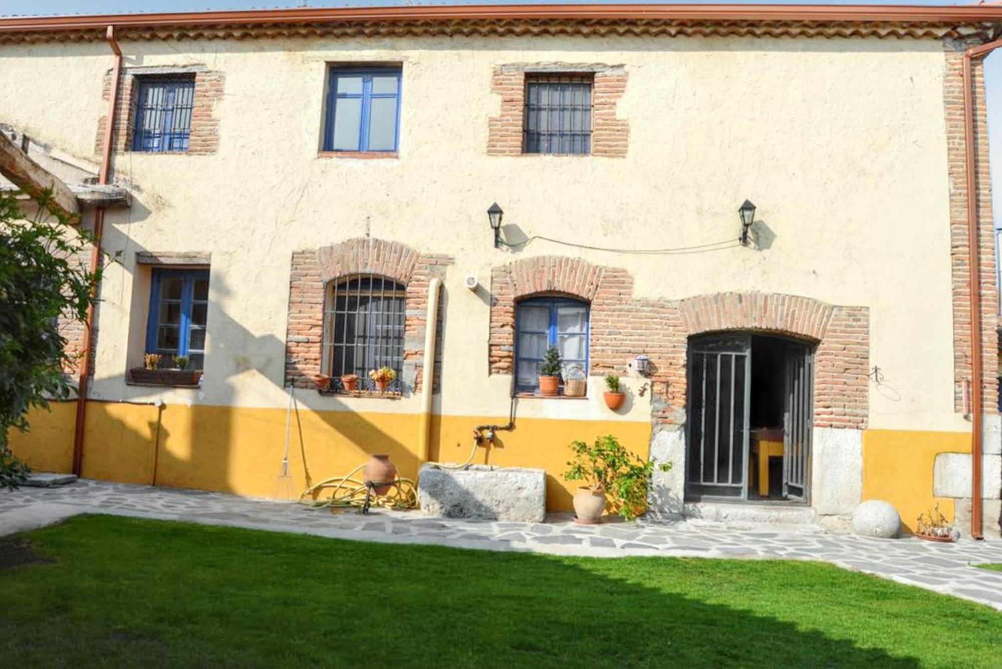 Spacious With Private Pool - * Campo de Cuéllar
