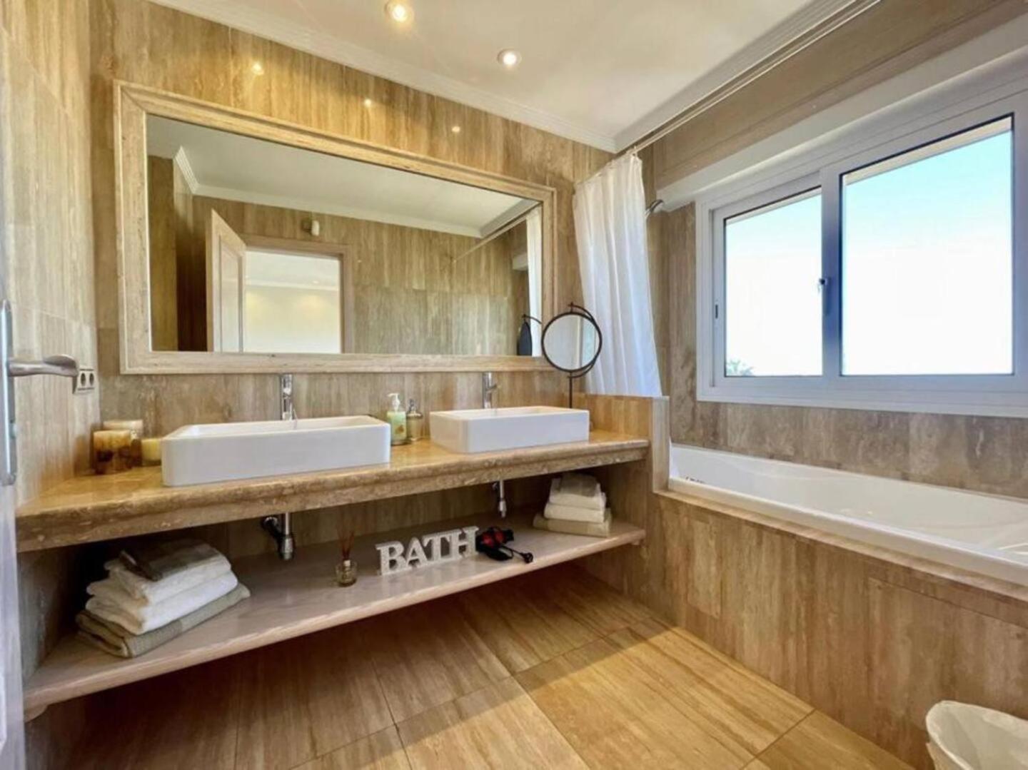 Amorio A Spacious Modern Getaway With A Private Heated Pool & Sea Views
