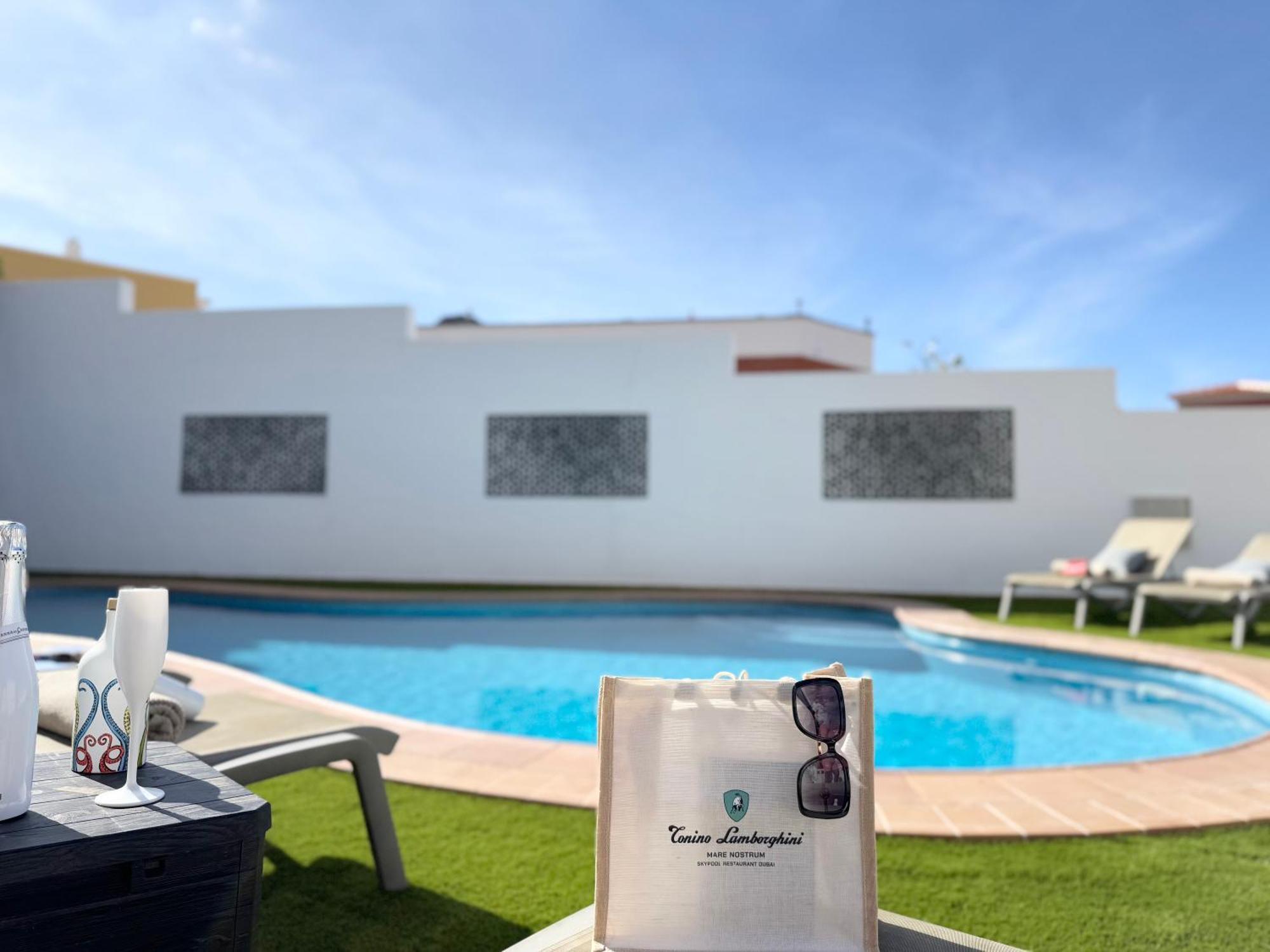 Amorio A Spacious Modern Getaway With A Private Heated Pool & Sea Views *