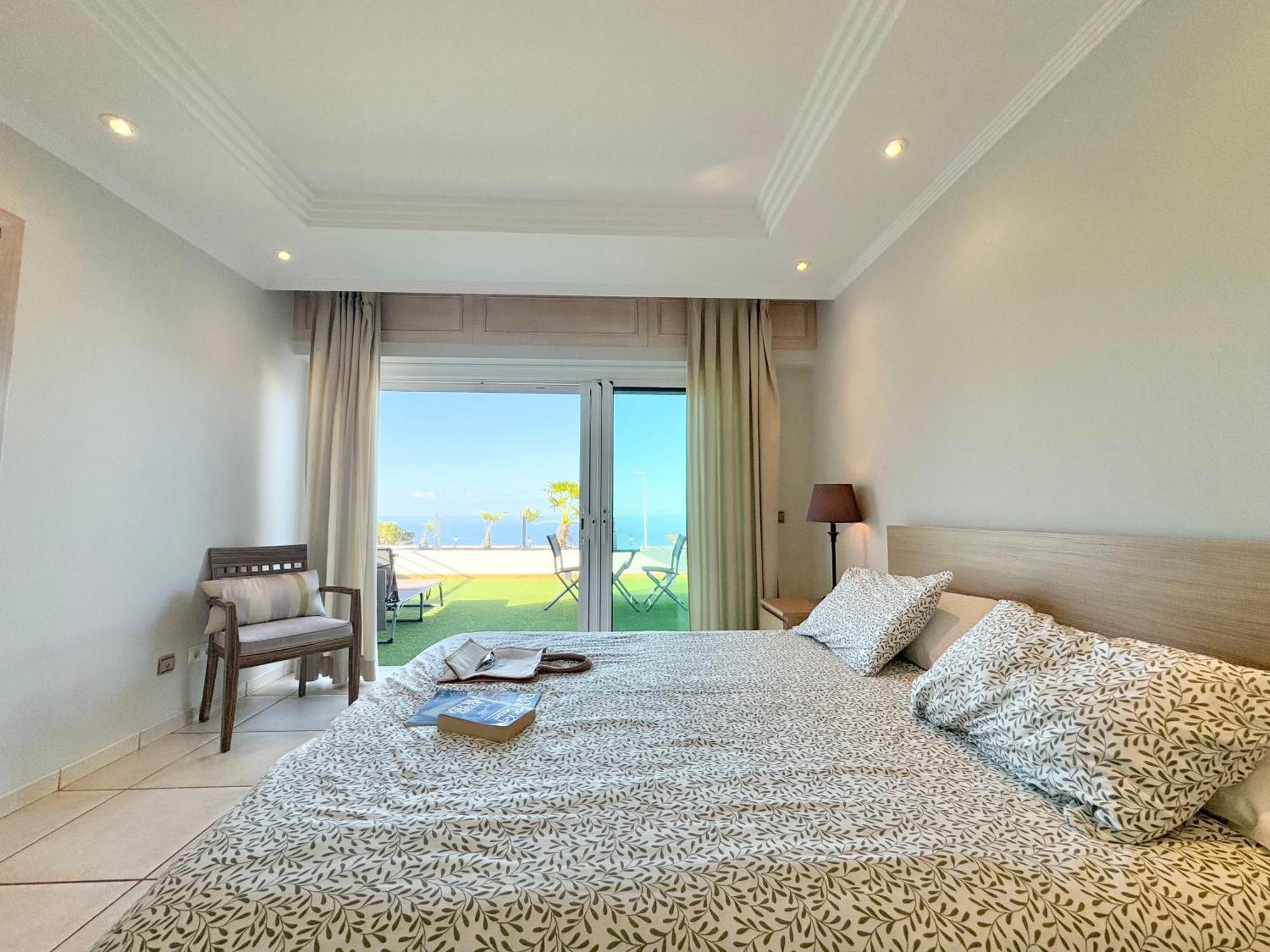 Amorio A Spacious Modern Getaway With A Private Heated Pool & Sea Views *