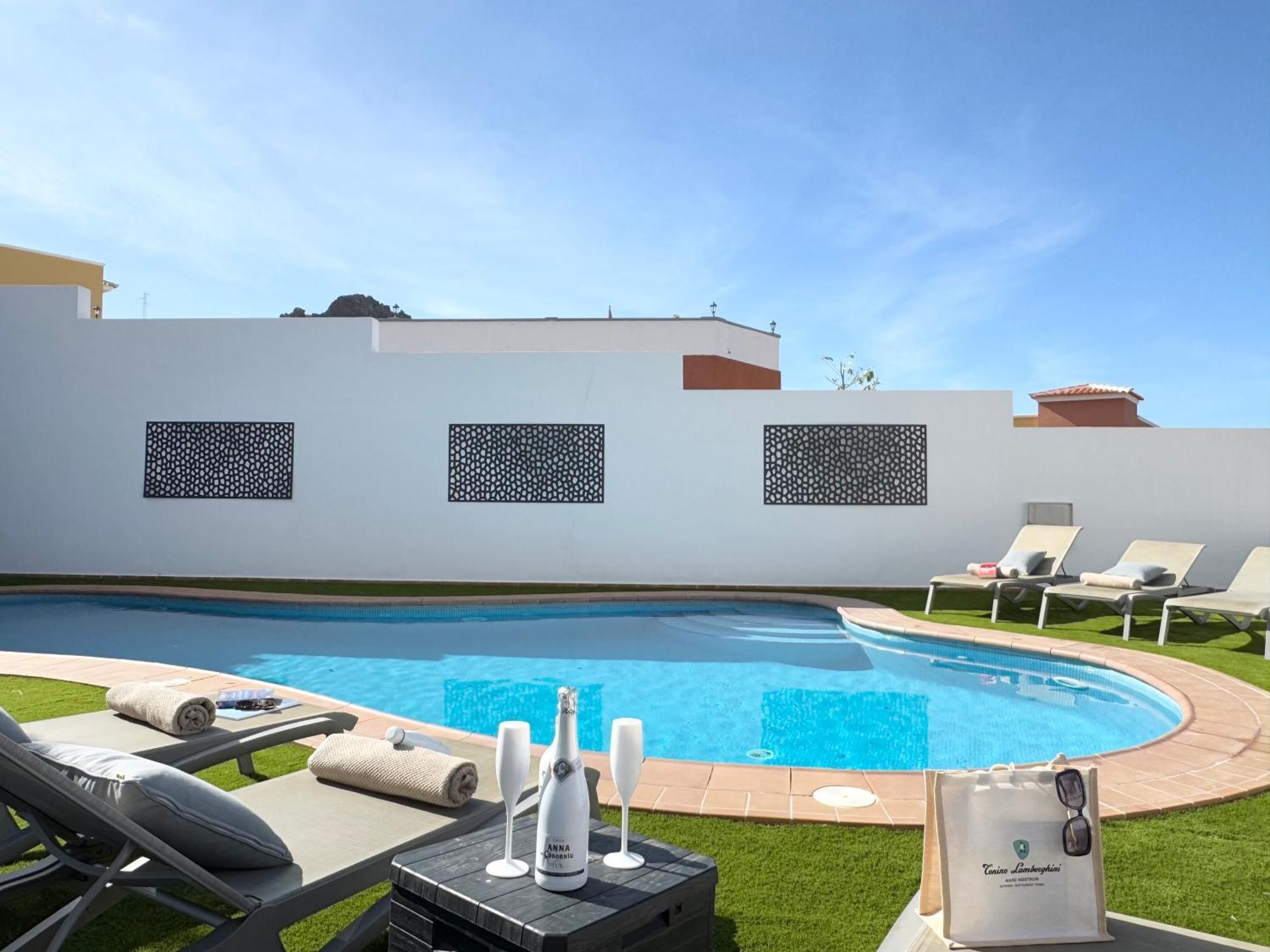 Amorio A Spacious Modern Getaway With A Private Heated Pool & Sea Views Villa Costa Adeje (Tenerife)