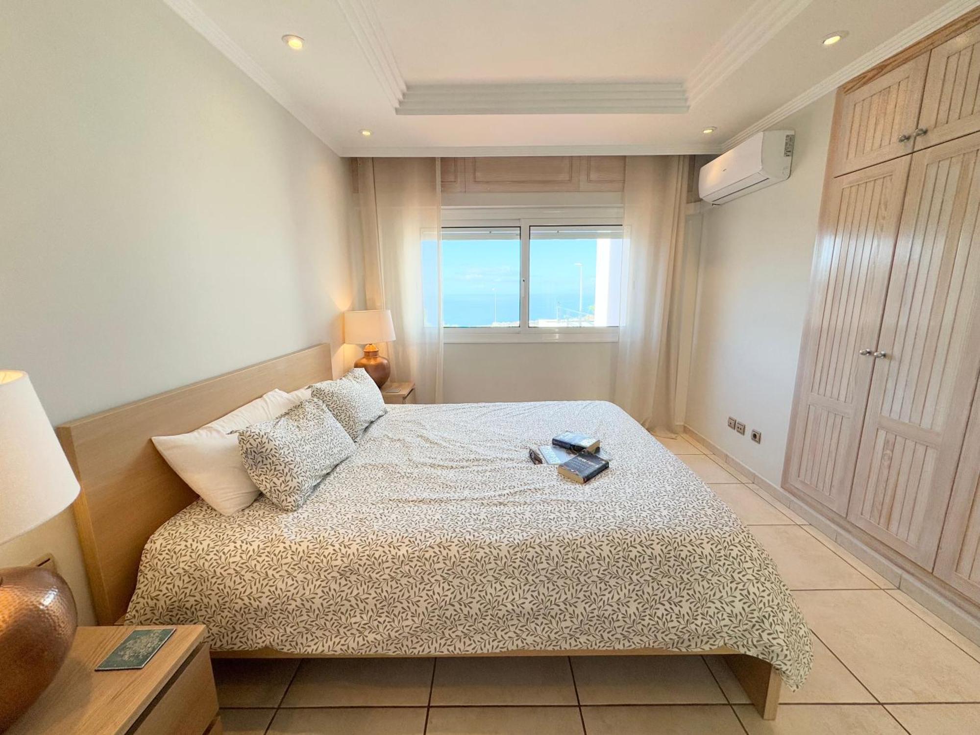 Villa Amorio A Spacious Modern Getaway With A Private Heated Pool & Sea Views *