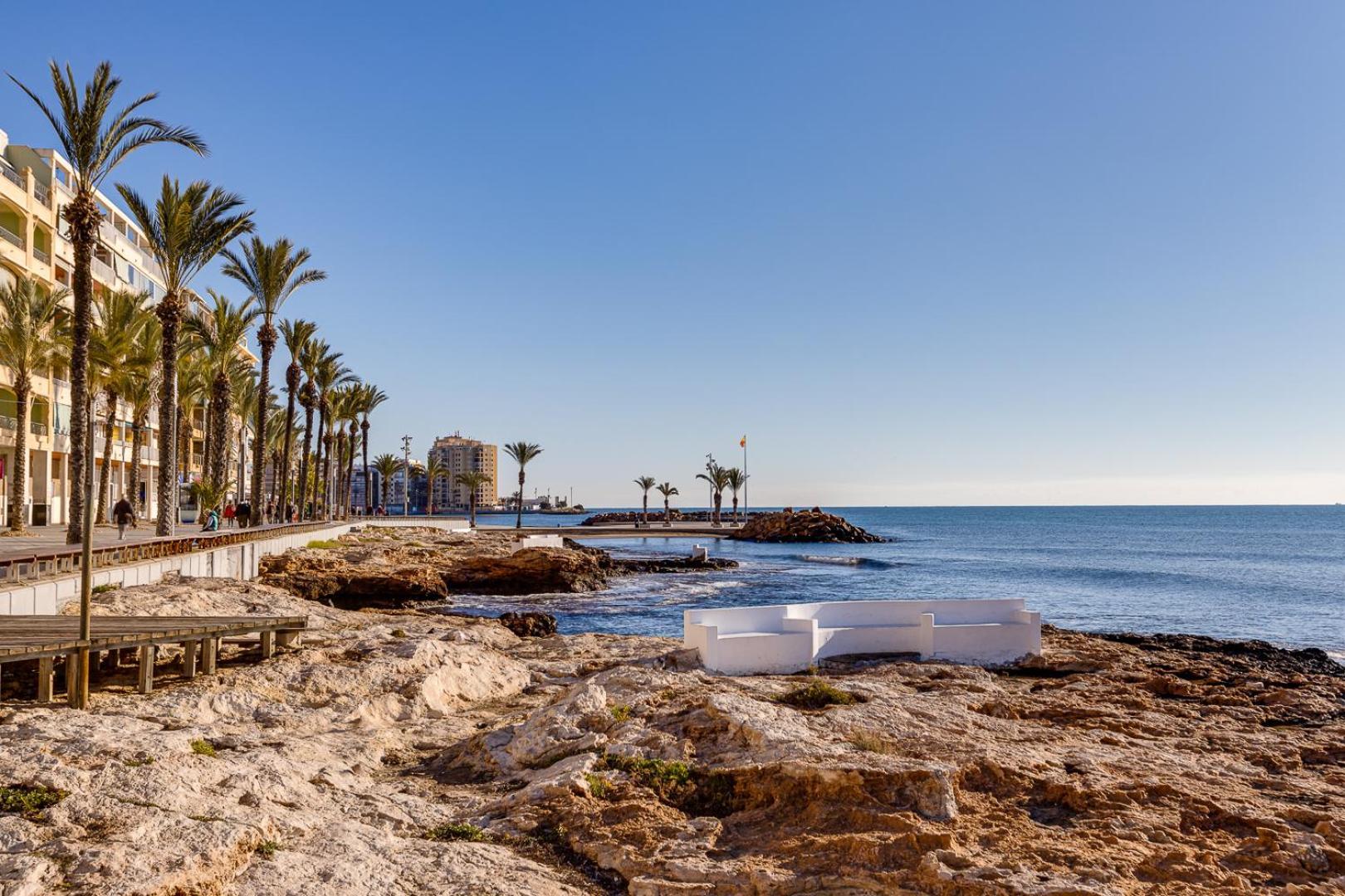 Concordia Beachside Apartment: Near Del Cura & Station Apartment