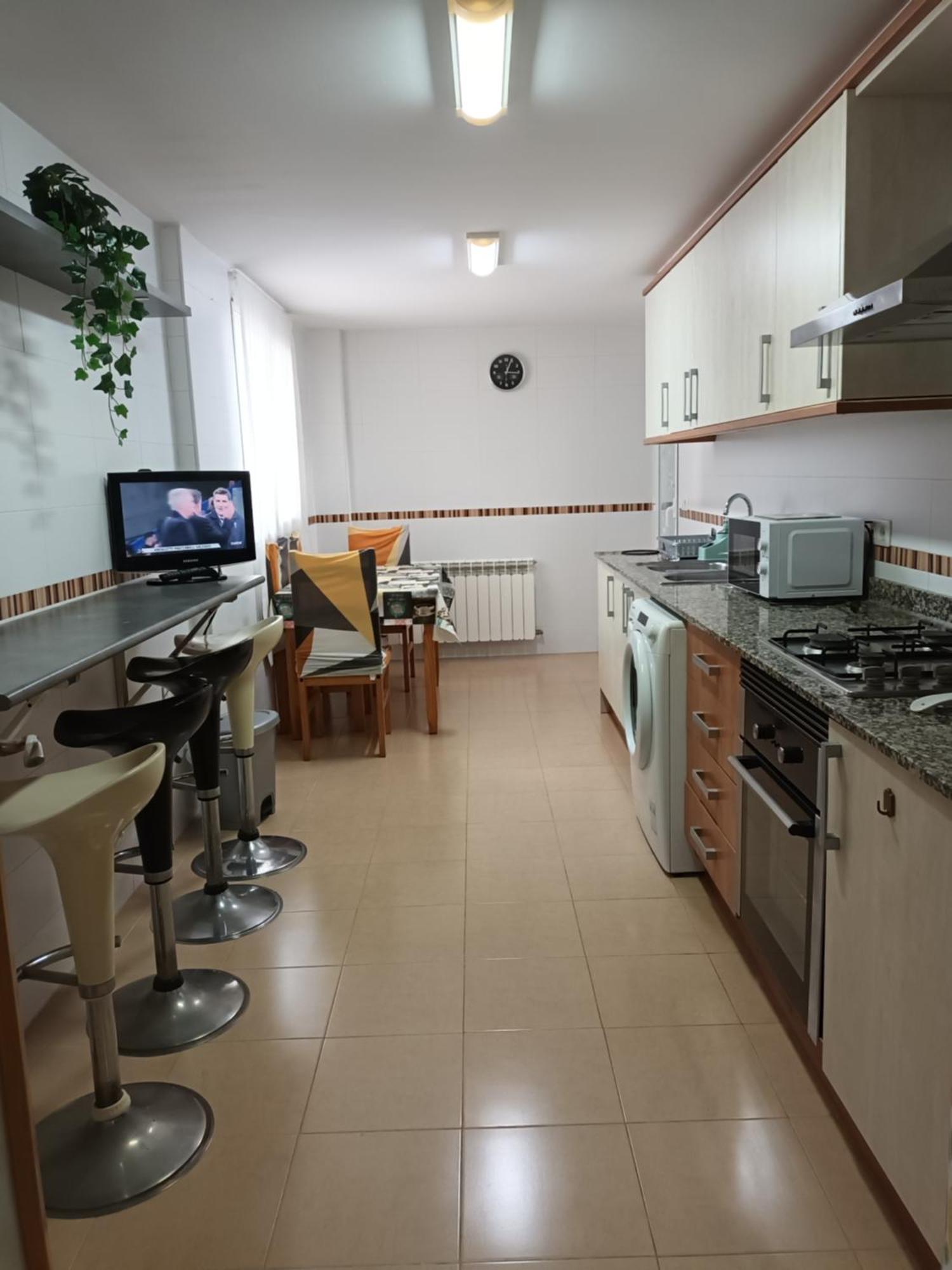 Apartment Piso Amplio De 3 Habitaciones, 2 Banos, Ascensor Y Parking