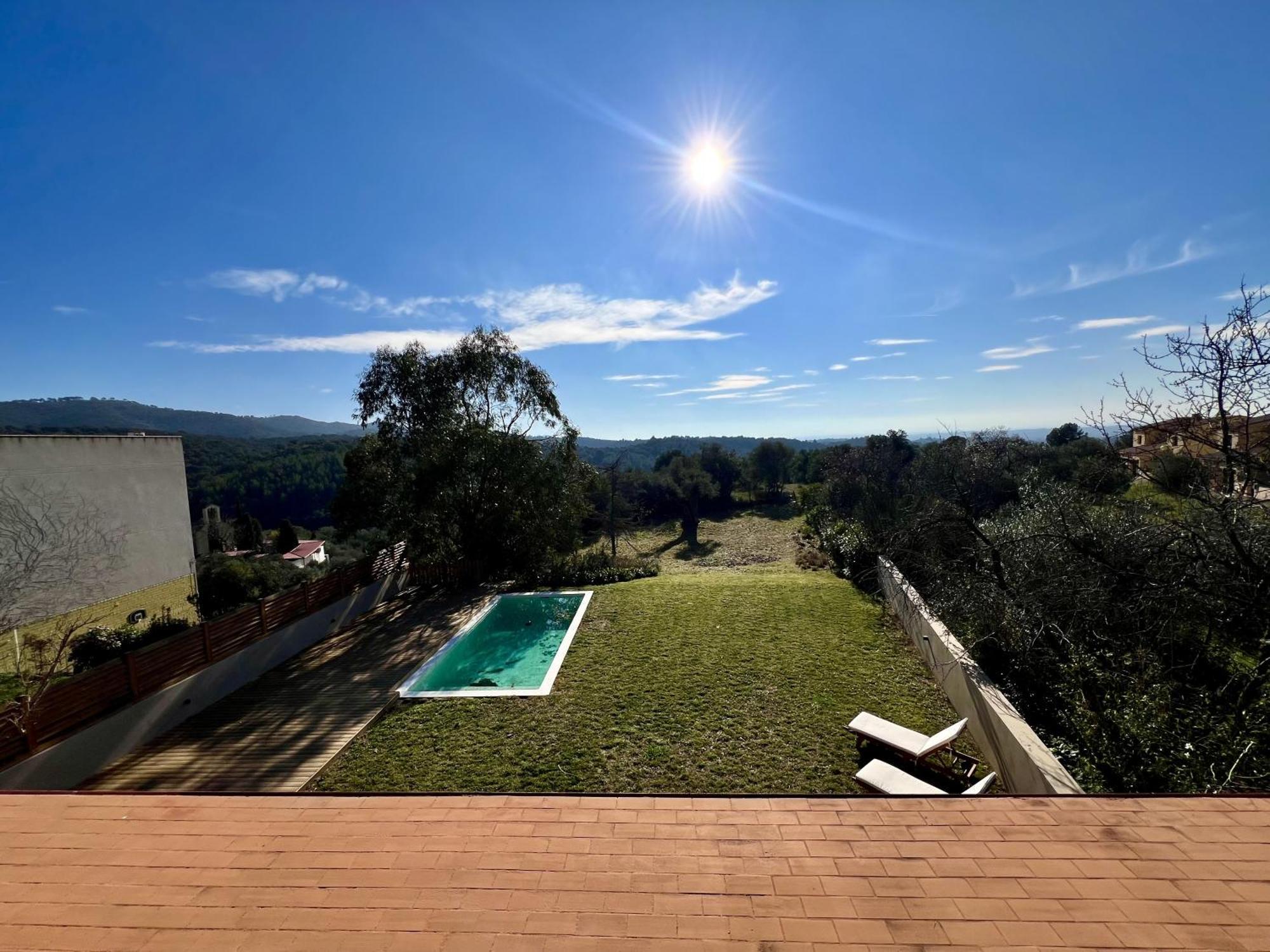 Casa De Estilo Moderno Con Gran Jardin Y Piscina Vilamaniscle