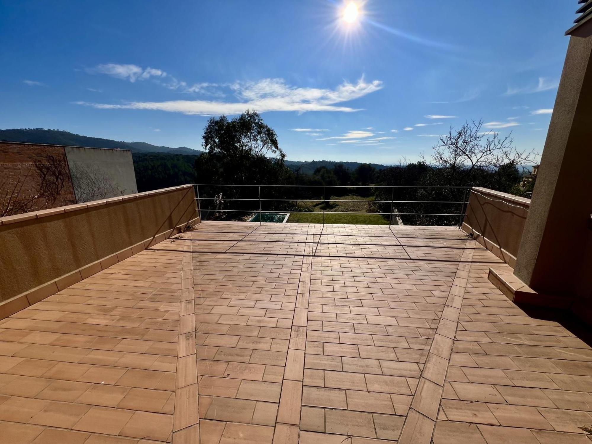 Casa De Estilo Moderno Con Gran Jardin Y Piscina