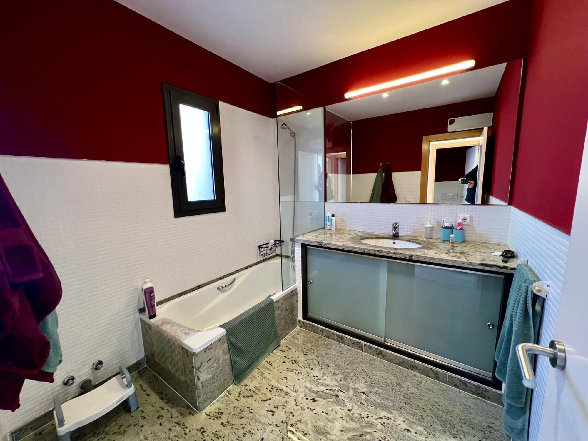 Casa De Estilo Moderno Con Gran Jardin Y Piscina * Vilamaniscle