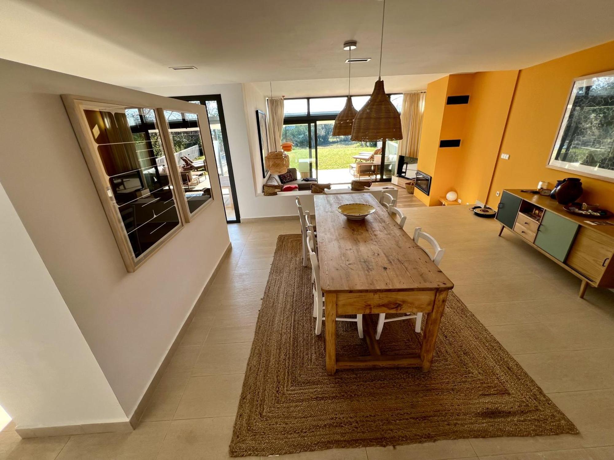 Casa De Estilo Moderno Con Gran Jardin Y Piscina Villa *