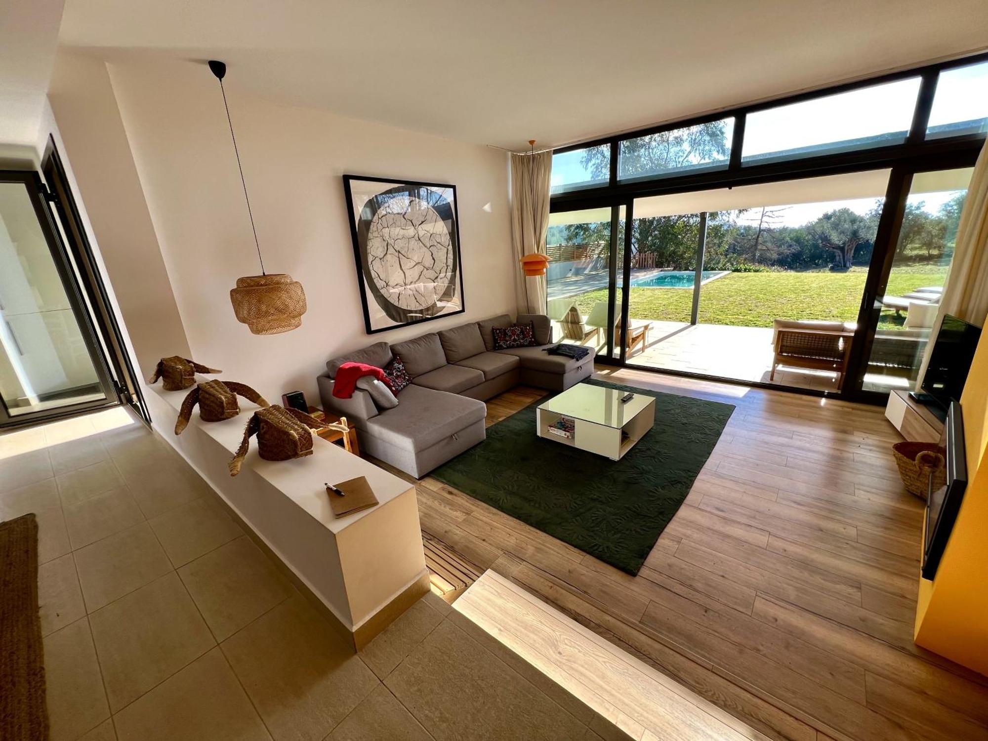 Villa Casa De Estilo Moderno Con Gran Jardin Y Piscina