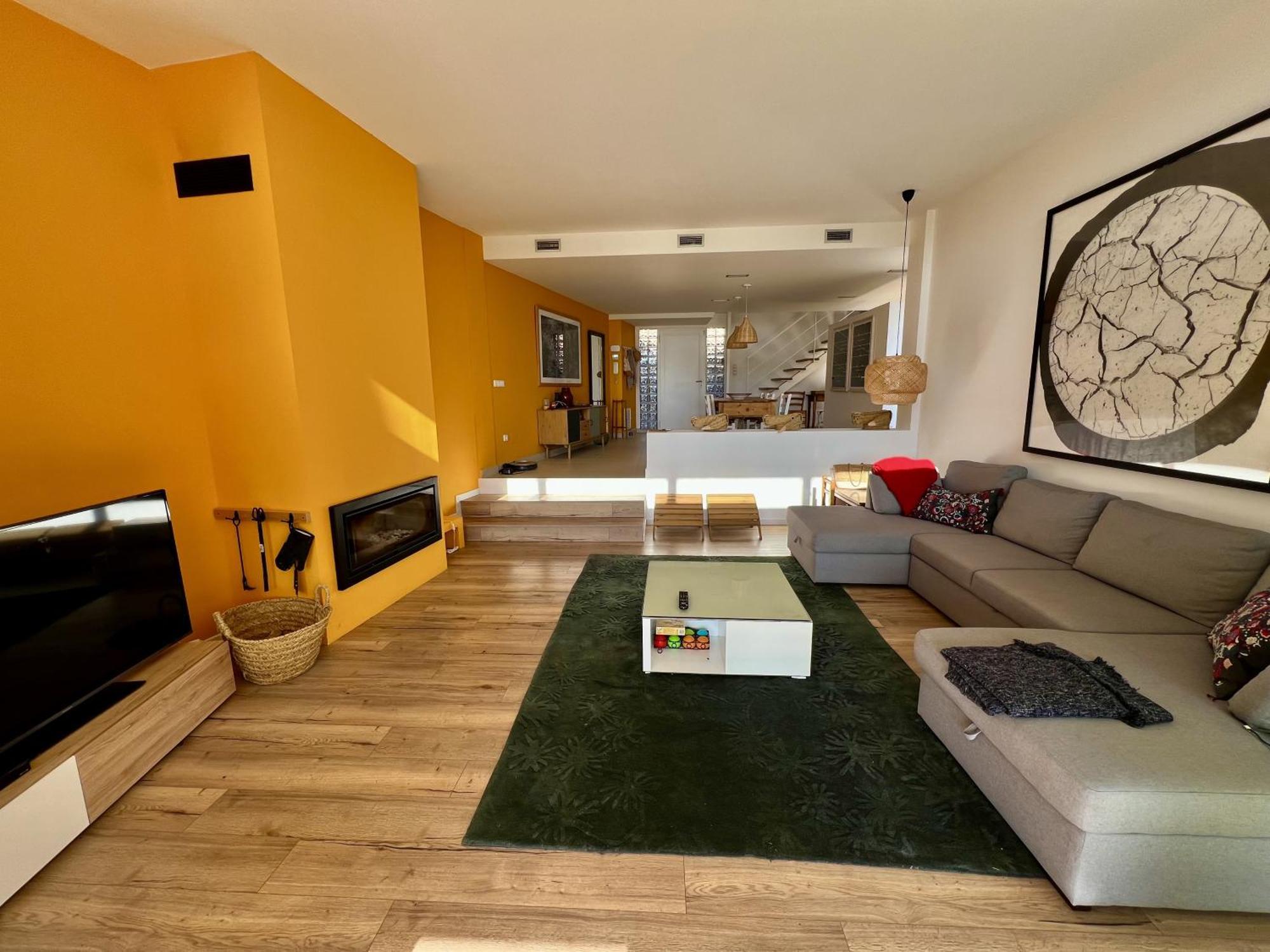 Casa De Estilo Moderno Con Gran Jardin Y Piscina Villa