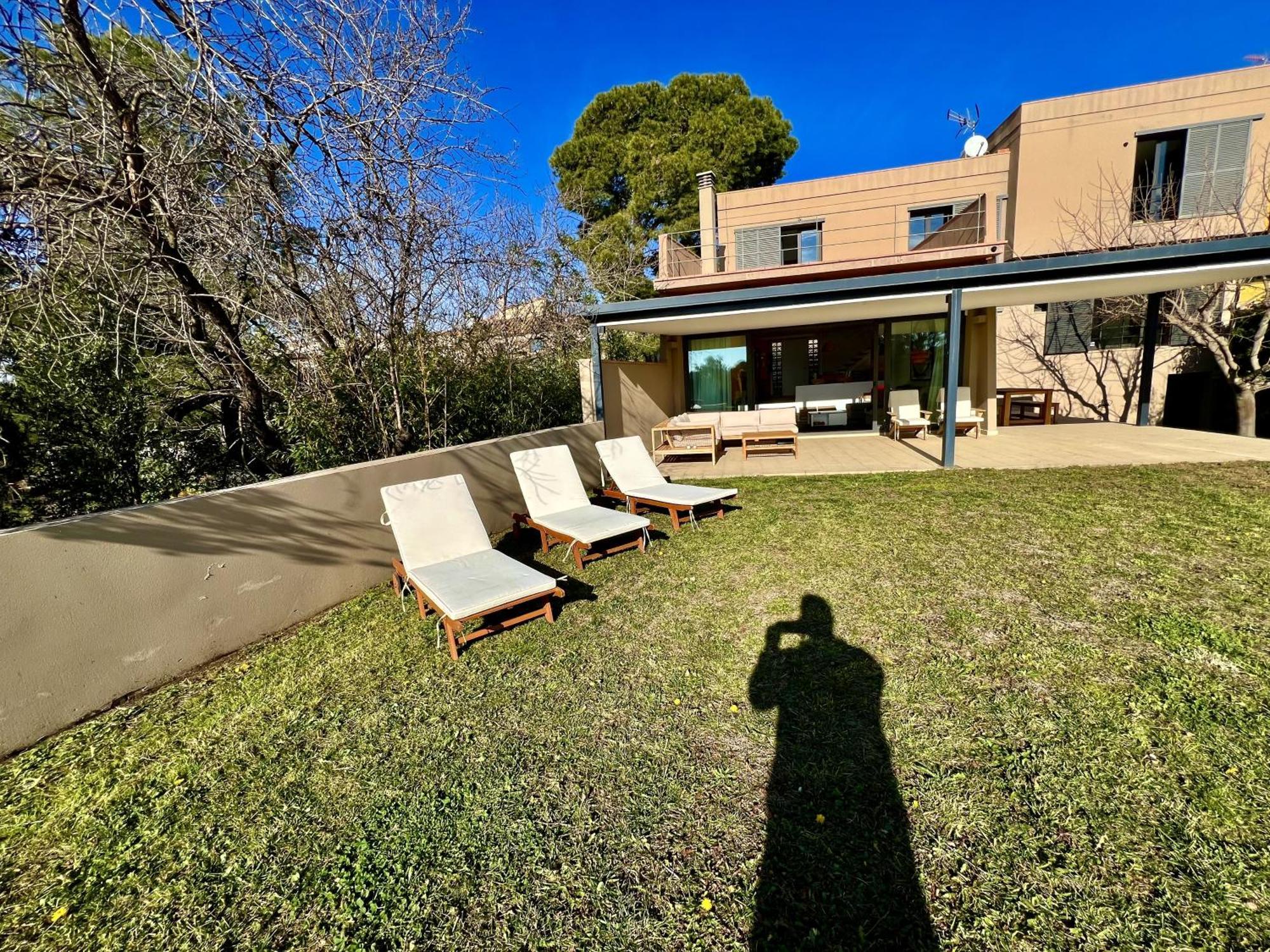 Casa De Estilo Moderno Con Gran Jardin Y Piscina Villa