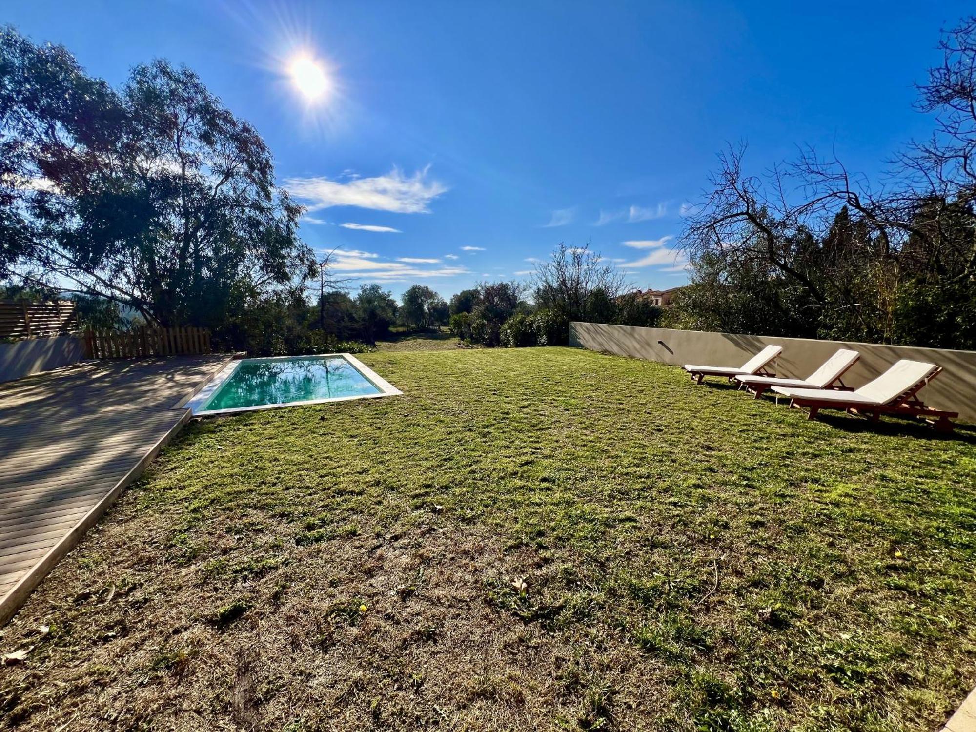 Villa Casa De Estilo Moderno Con Gran Jardin Y Piscina *