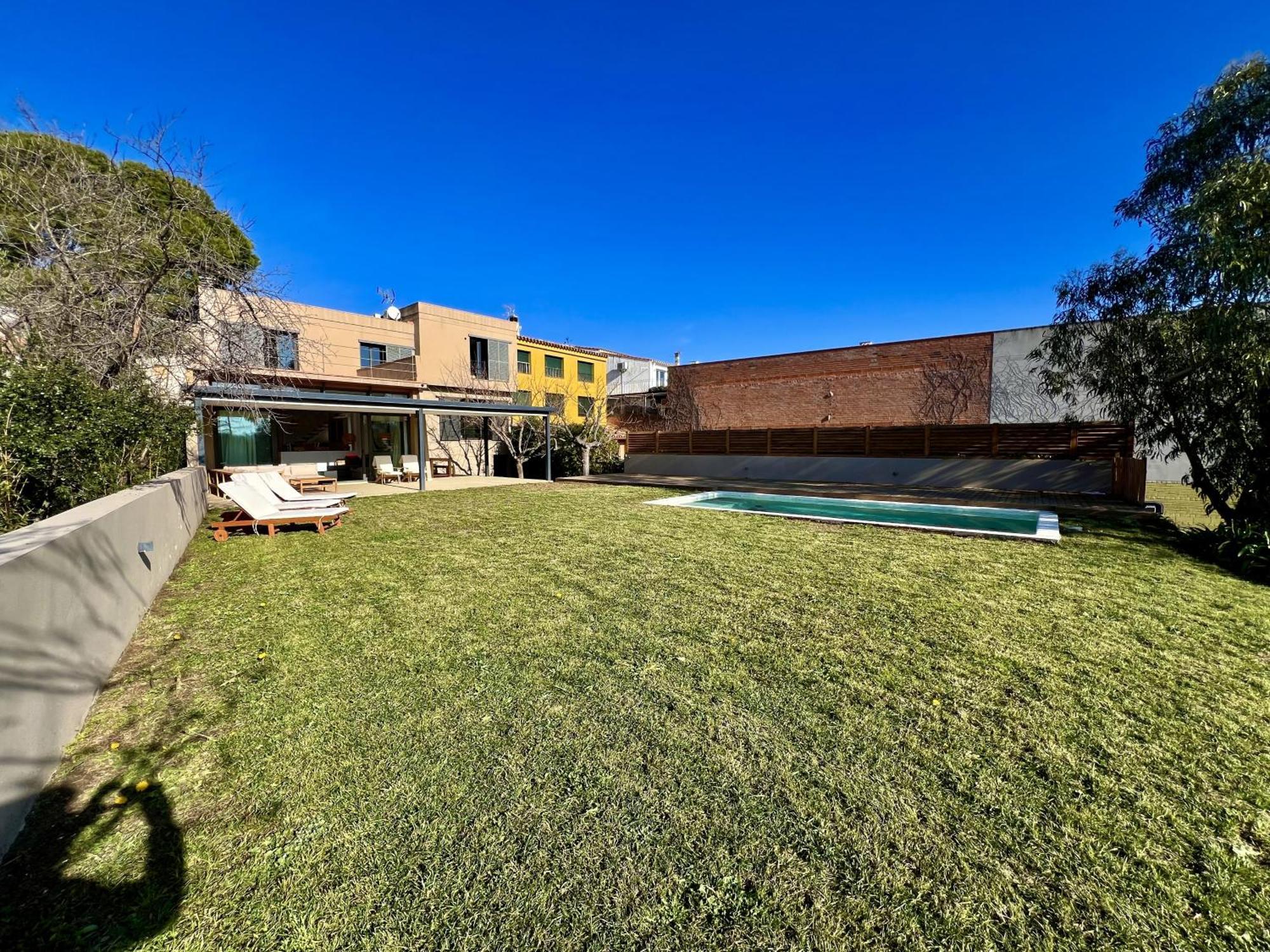 Casa De Estilo Moderno Con Gran Jardin Y Piscina Vilamaniscle