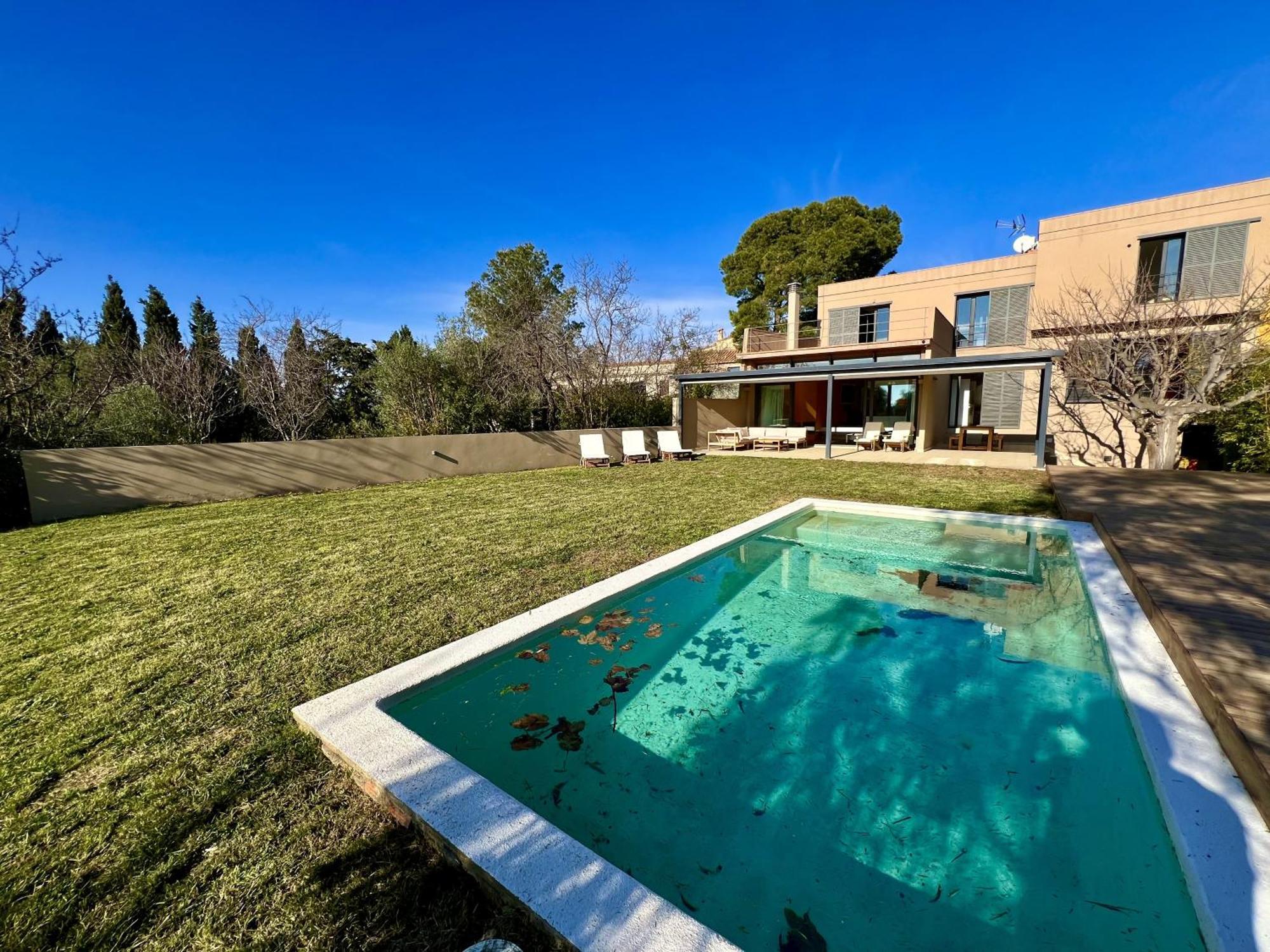 Casa De Estilo Moderno Con Gran Jardin Y Piscina Villa