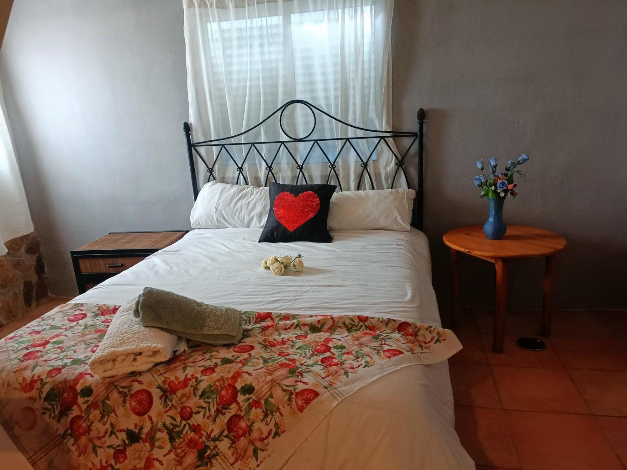 Bedroom With Private Bathroom And Two-bedroom Family In Quiet Forest 80m2 Large Swimming Pool Music Town The Garden And Swimmingpool And Garden Are Shared Homestay
