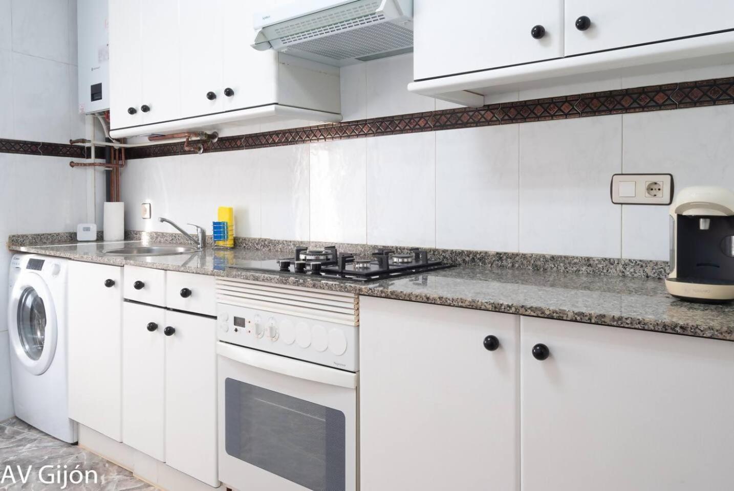Av Alvaro De Albornoz Apartamento