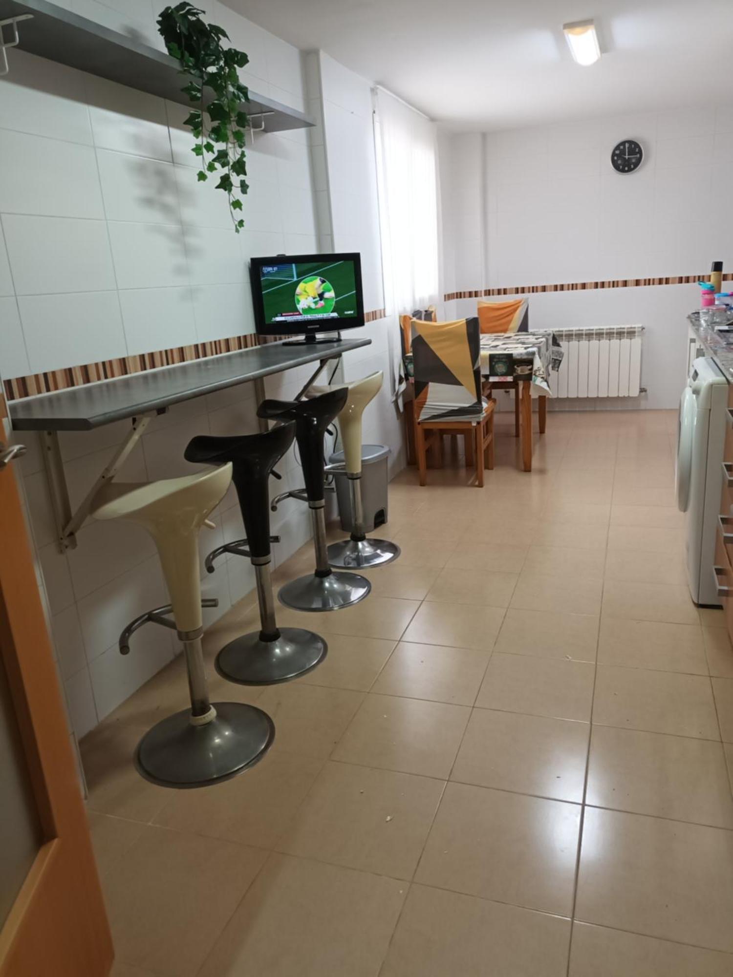 Piso Amplio De 3 Habitaciones, 2 Banos, Ascensor Y Parking