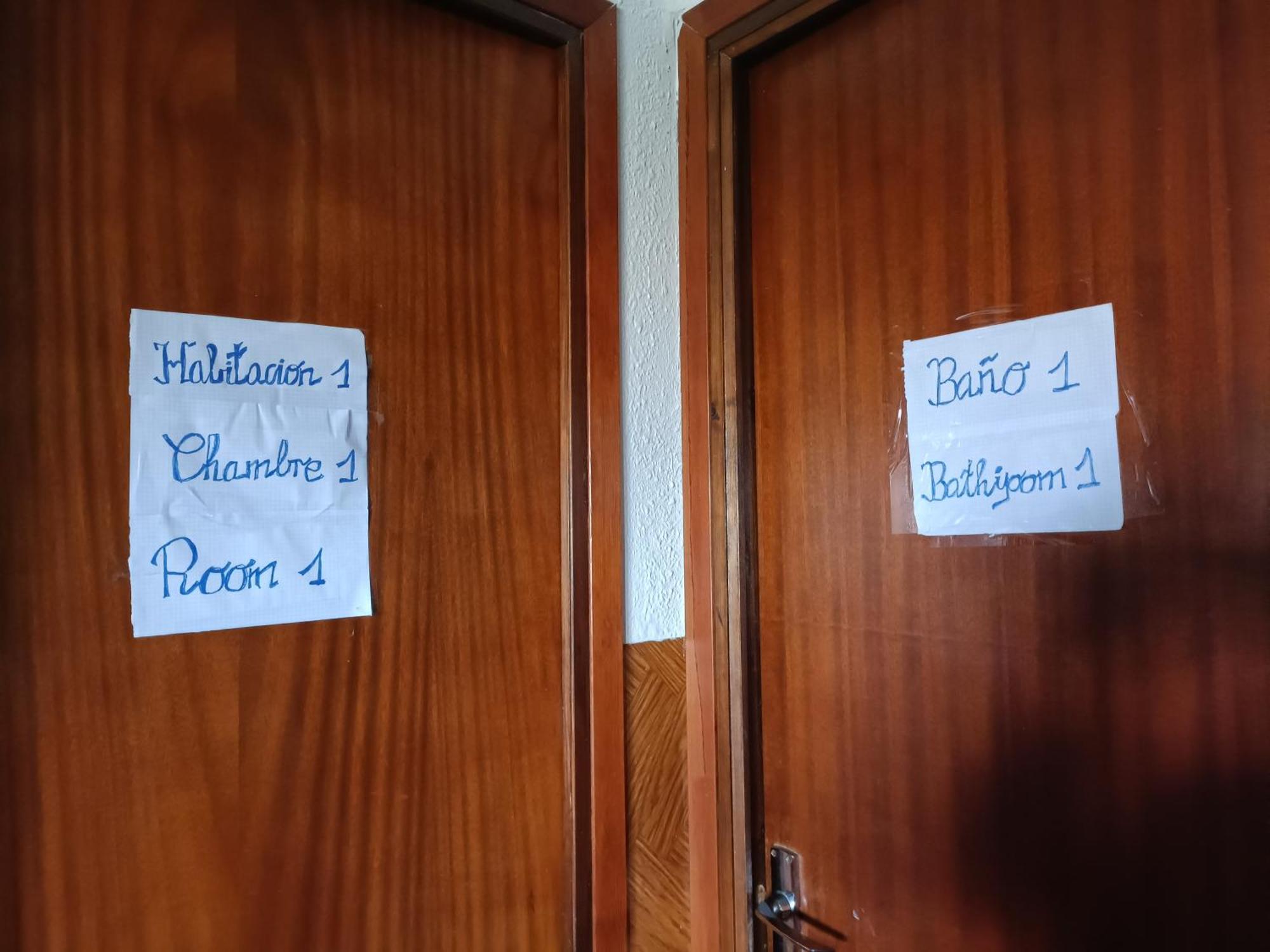 Homestay Bedroom With Private Bathroom And Two-bedroom Family In Quiet Forest 80m2 Large Swimming Pool Music Town The Garden And Swimmingpool And Garden Are Shared Lliria