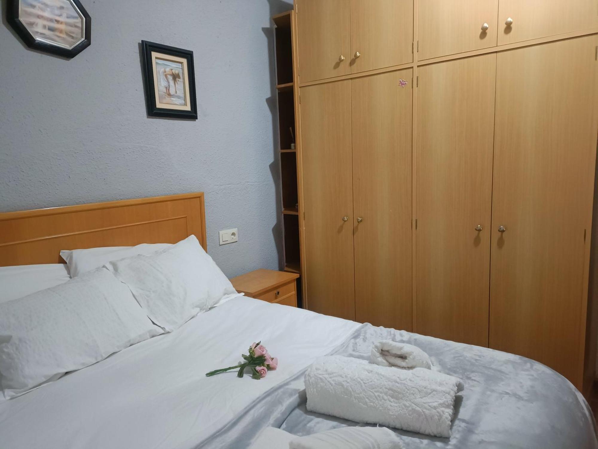 Bedroom With Private Bathroom And Two-bedroom Family In Quiet Forest 80m2 Large Swimming Pool Music Town The Garden And Swimmingpool And Garden Are Shared *